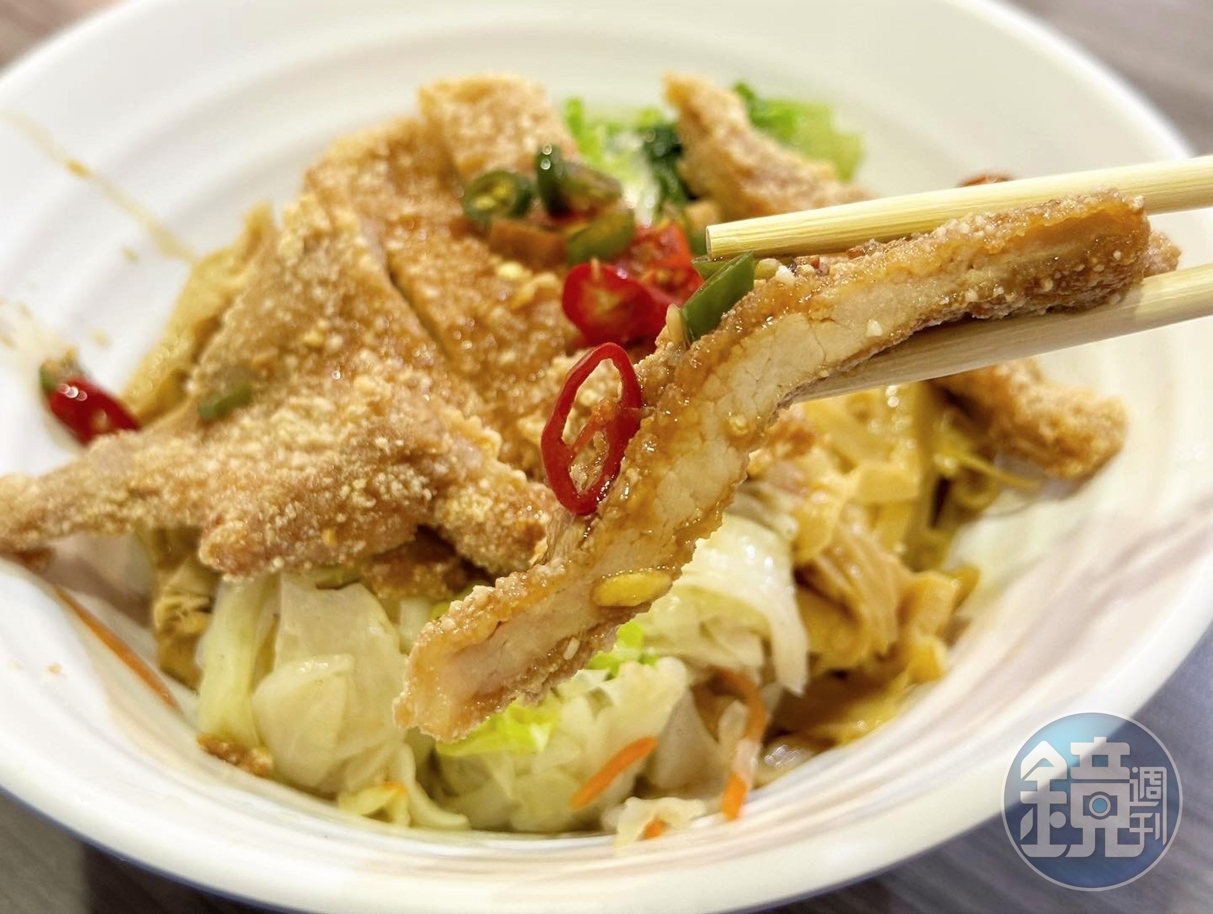 炸排骨麵衣酥口不油,肉質嫩甜不柴。