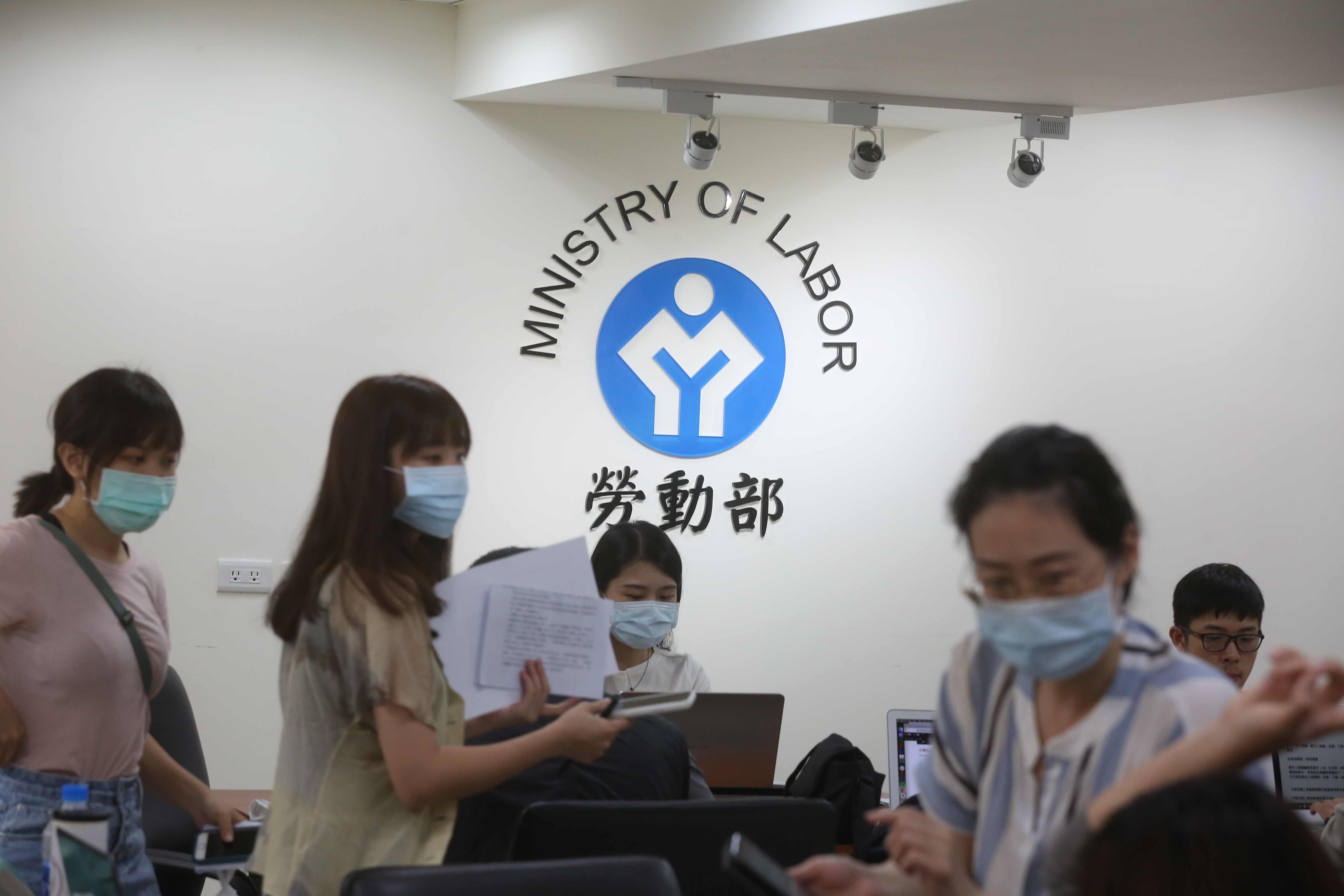 勞動部今公告,自2024年1月1日起,基本工資月薪調漲為2萬7470元、時薪183元。