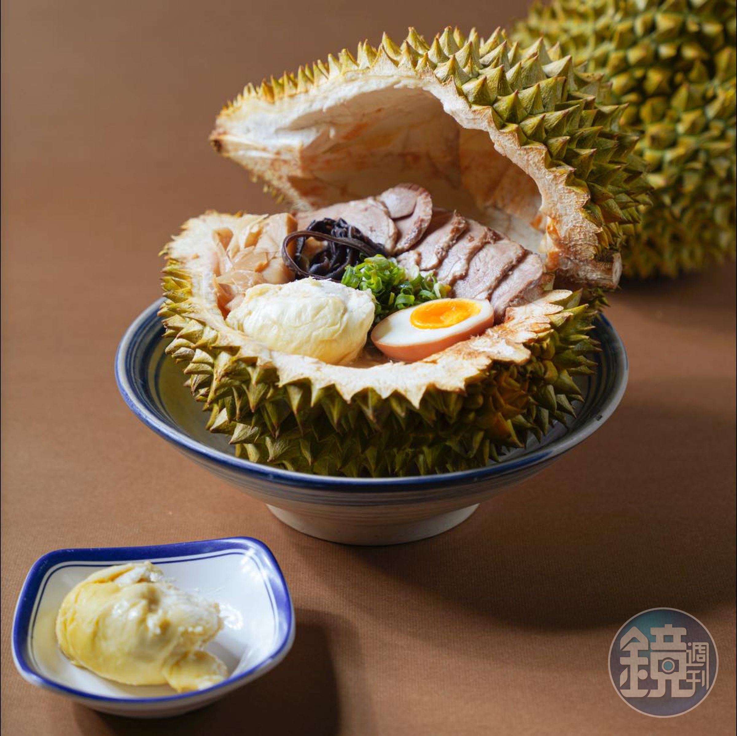 「榴槤拉麵」以椰奶豚骨作為拉麵湯底,再把新鮮的榴槤果肉打成泥融入湯底。(翻攝自山禾堂拉麵岡山店臉書)