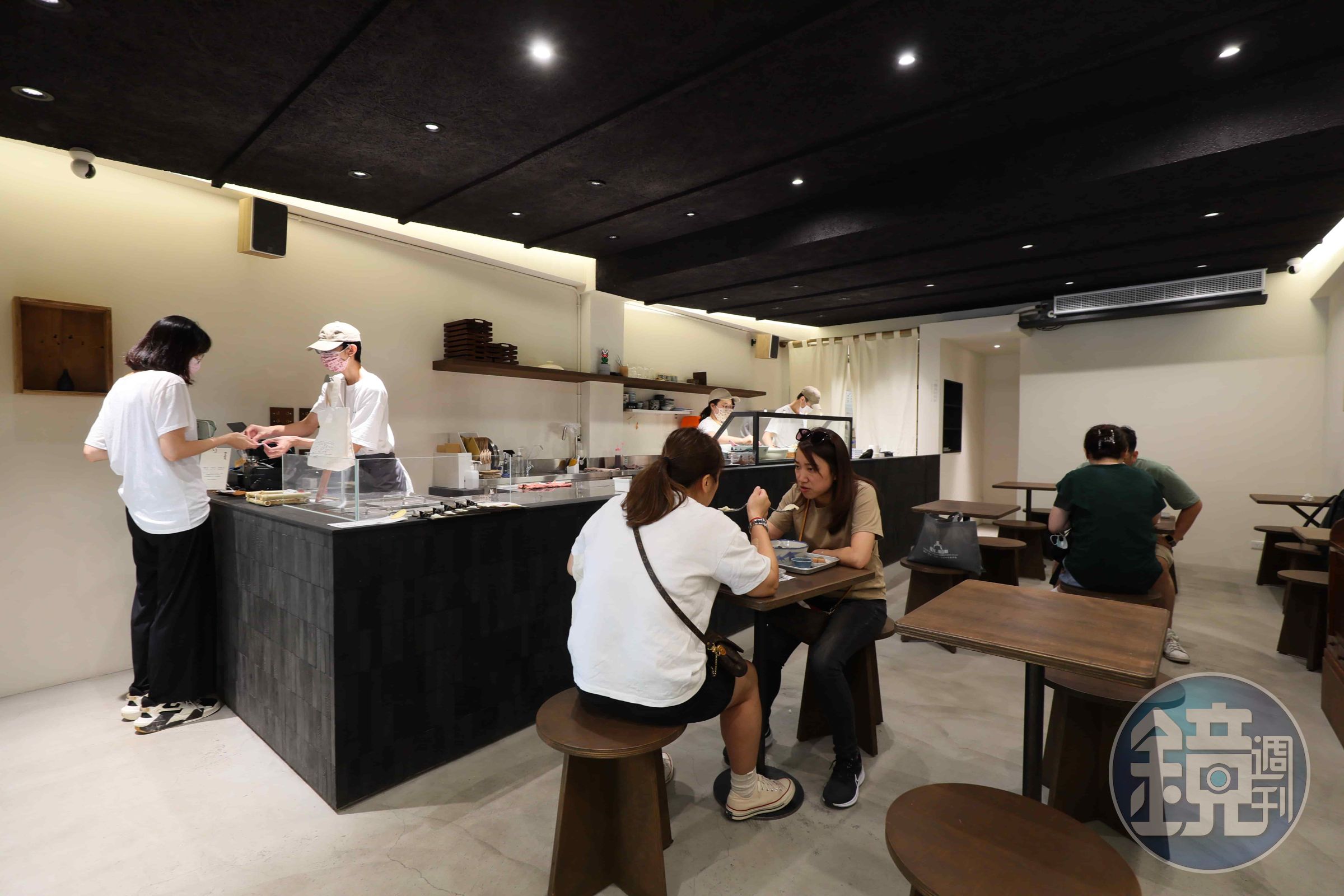 店內色調以黑、白、灰與木質調為主,空間也比先前擴大許多。