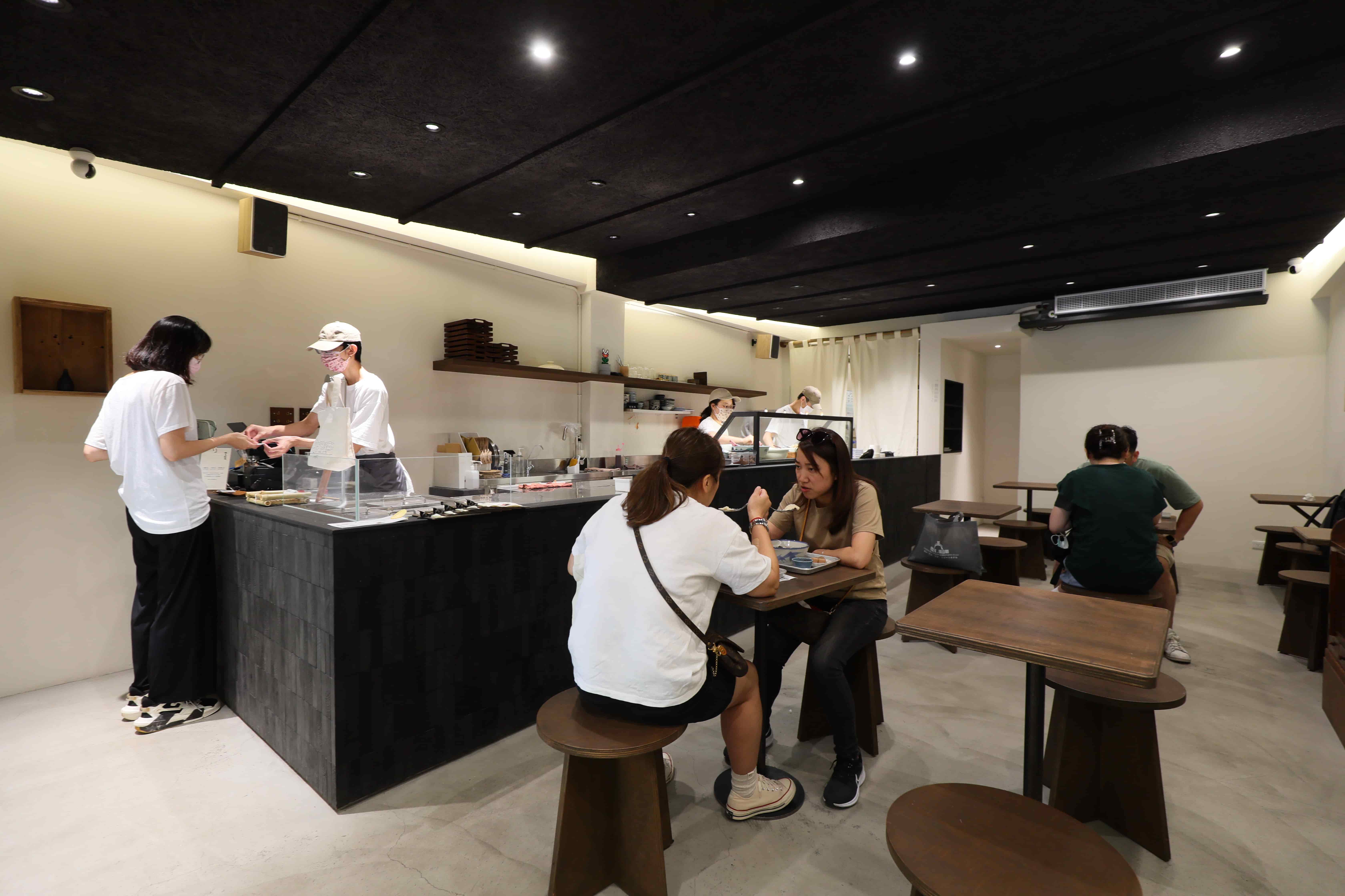 店內色調以黑、白、灰與木質調為主，空間也比先前擴大許多。