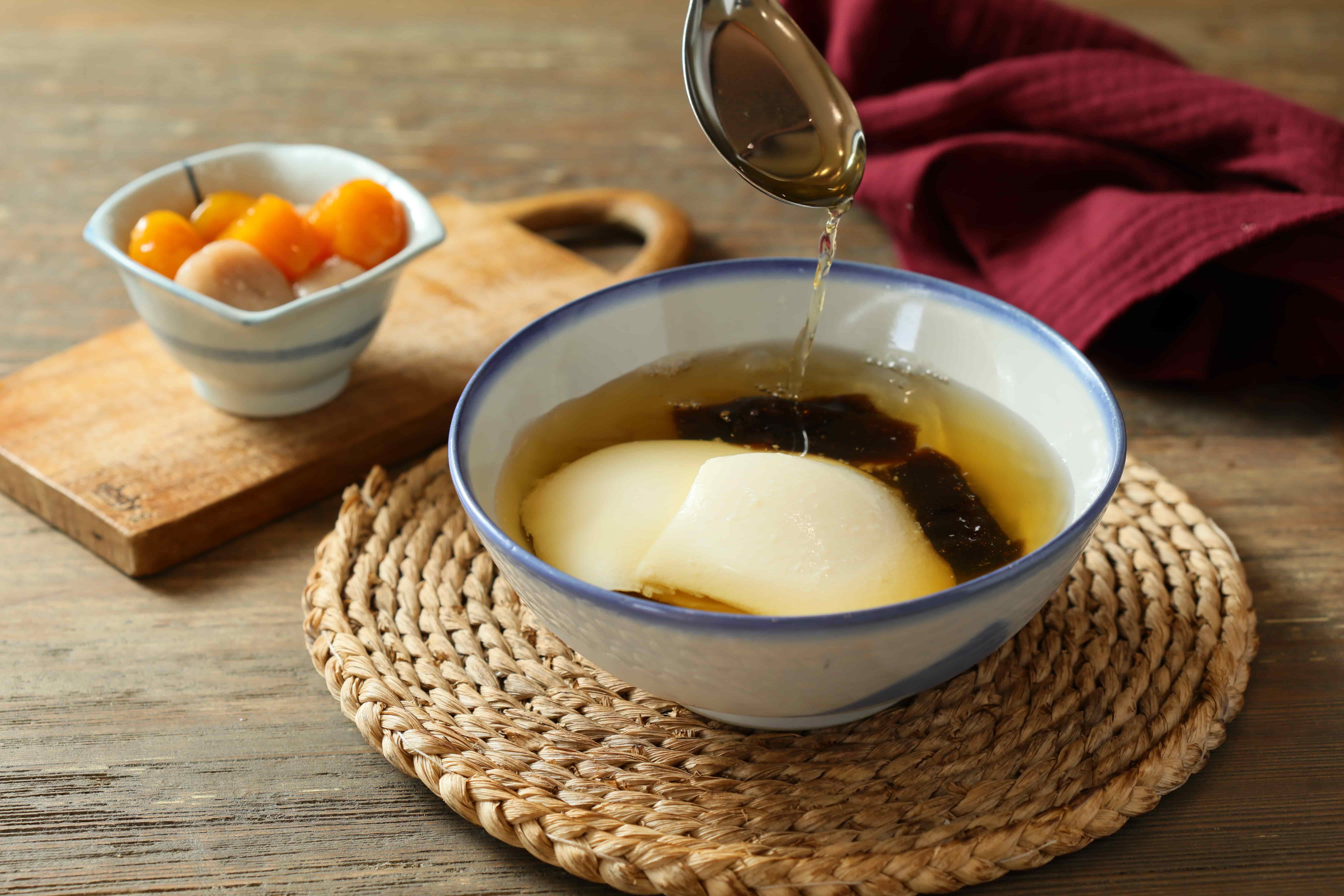 「招牌榕豆花」除了番薯圓、芋頭圓，還有吃起來咕溜嫩Q的仙草粉粿。（90元／碗）