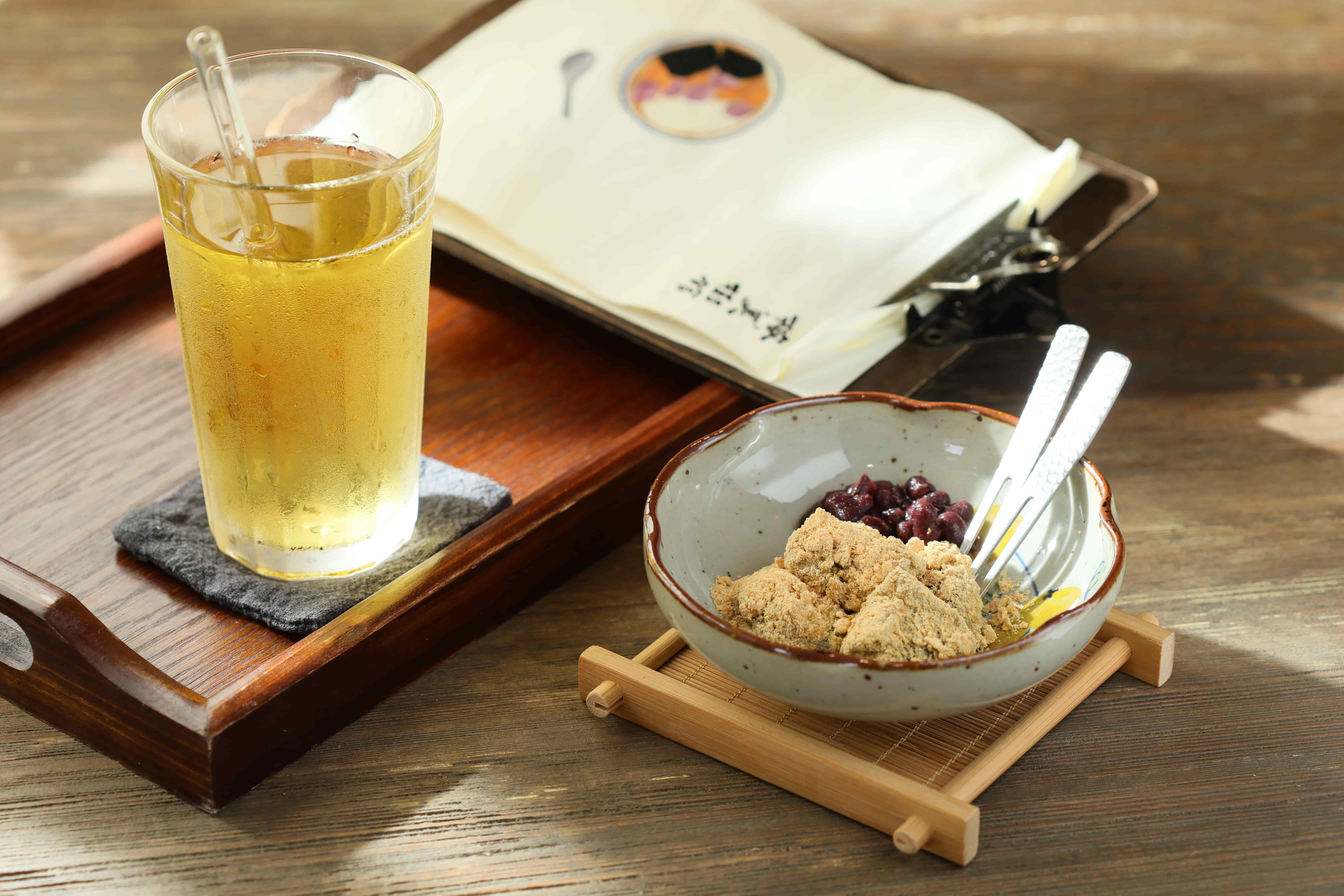 豆花之外，來自屏東的「港口茶」（左，90元／杯）也讓人驚豔 ，潤口回甘不苦澀，搭配「黃豆餅」（右，80元／份）相當清爽。