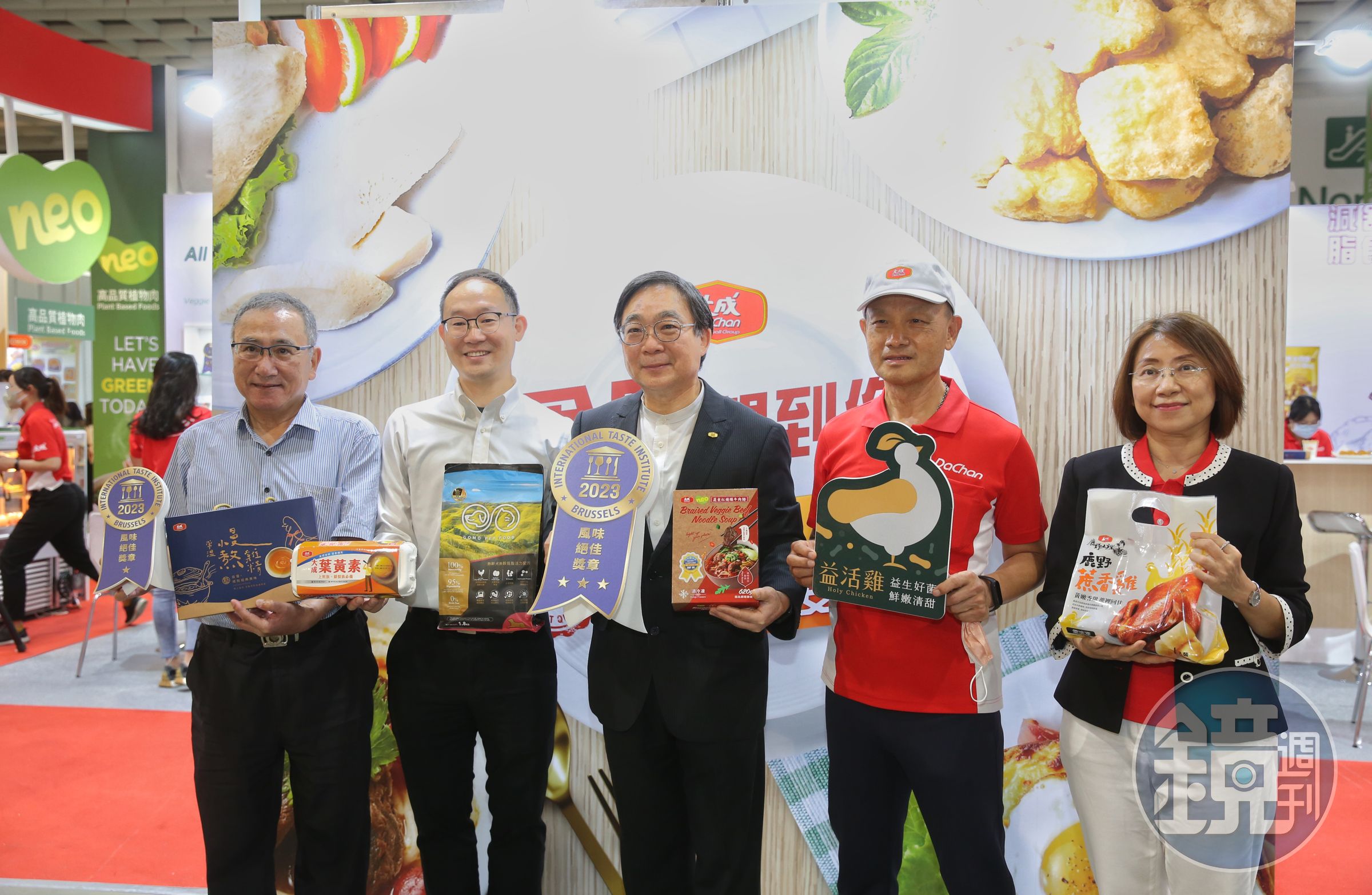 大成副總裁韓家寅（左3）、總經理韓芳豪（左2）現身食品展，希望能帶動農畜產業升級。