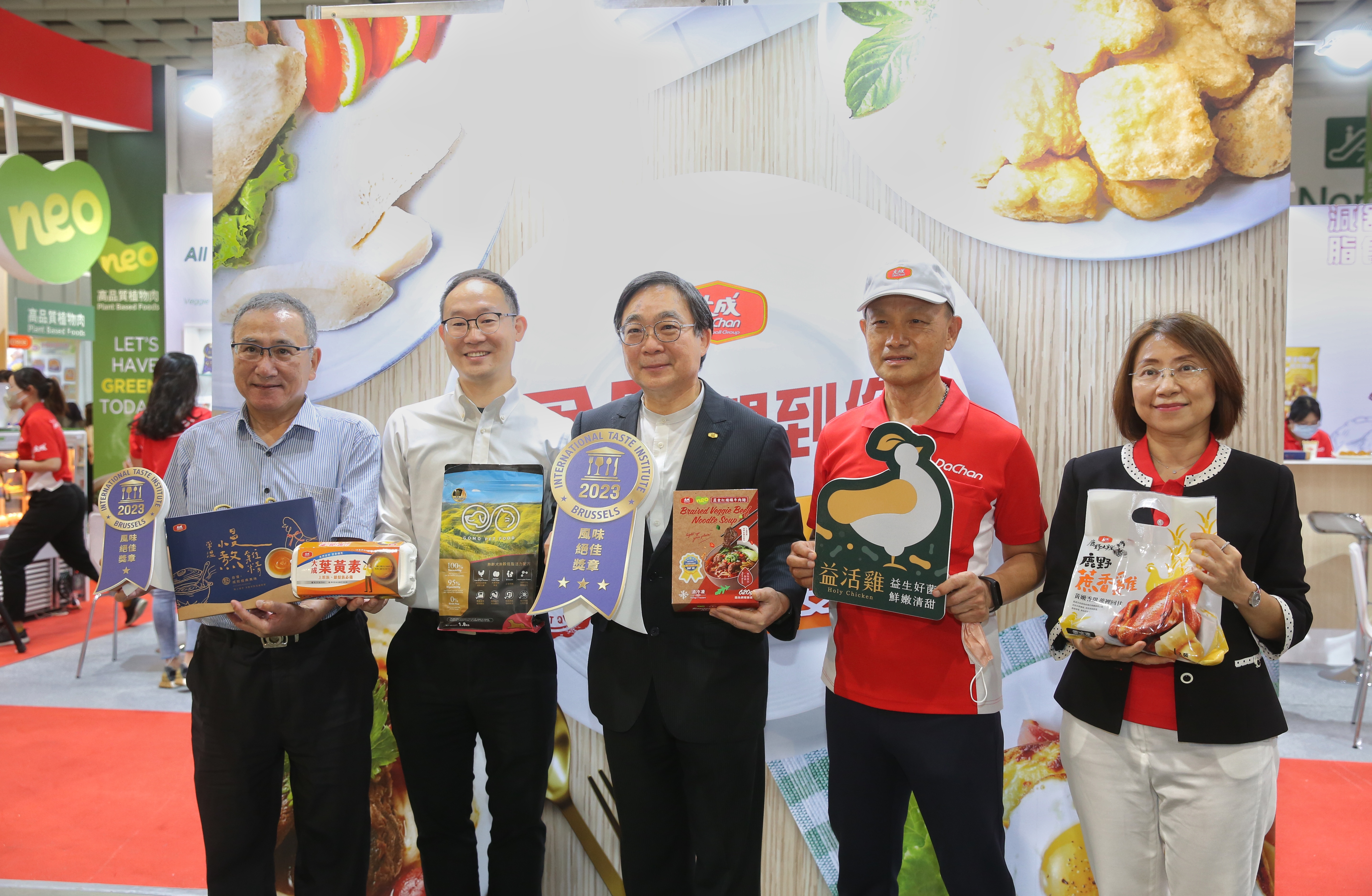 大成副總裁韓家寅（左3）、總經理韓芳豪（左2）現身食品展，希望能帶動農畜產業升級。