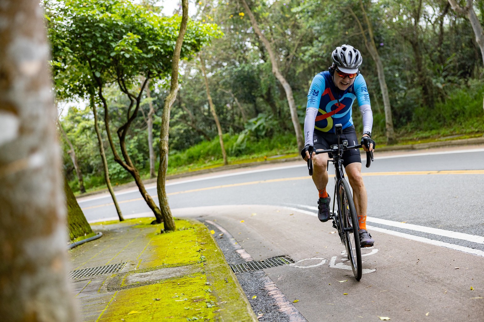 哈林過去肩頸緊繃問題，近來因錄製單車環島實境秀《騎吧！哈林小隊》獲得改善。（好看娛樂提供）
