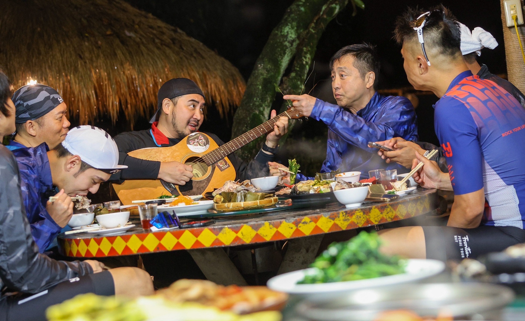 哈林（右三）在實境秀《騎吧！哈林小隊》反應真實，與團員互相吐槽內容有趣。（好看娛樂提供）