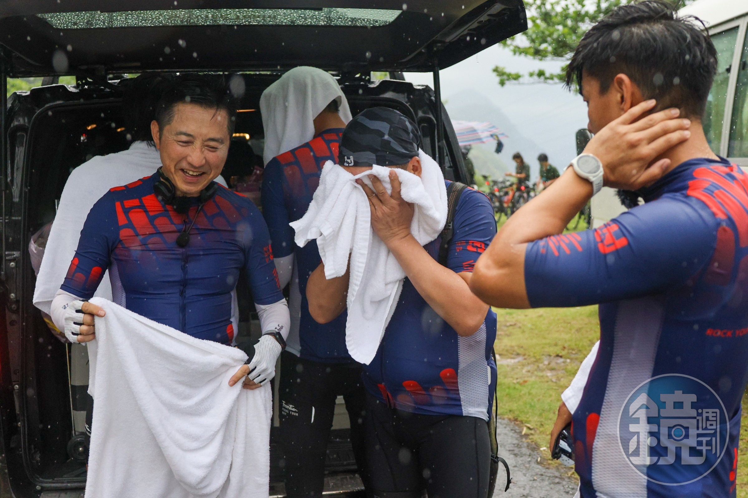 哈林（左）與小隊成員冒雨騎車，辛苦卻樂在其中。（好看娛樂提供）