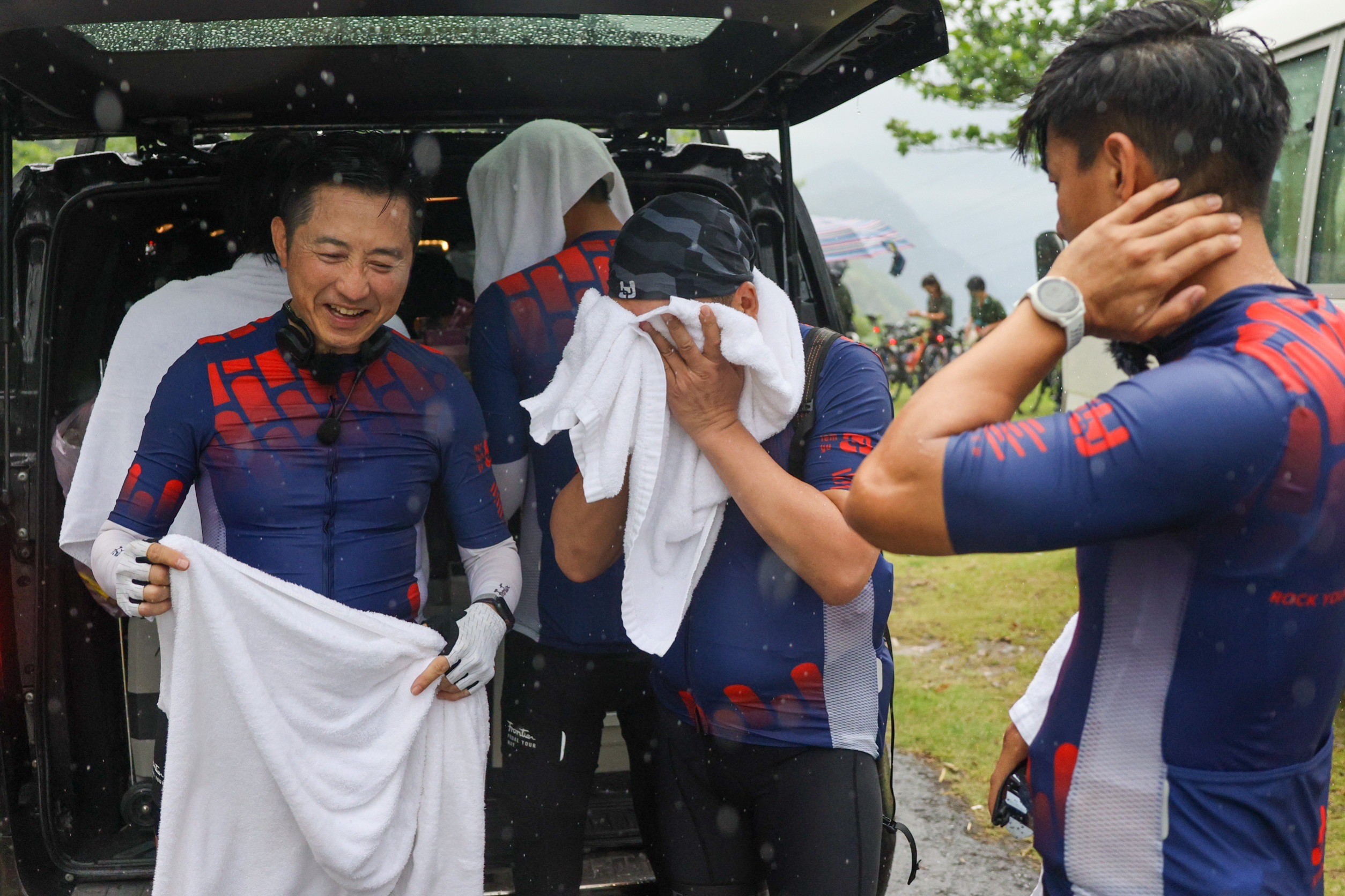 哈林（左）與小隊成員冒雨騎車，辛苦卻樂在其中。（好看娛樂提供）