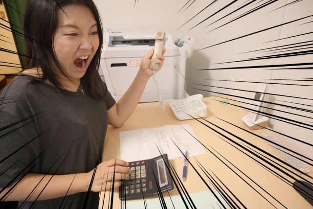 網友抱怨老闆因為營收減少，竟突然宣布降薪到基本薪資。（示意圖，photoAC）