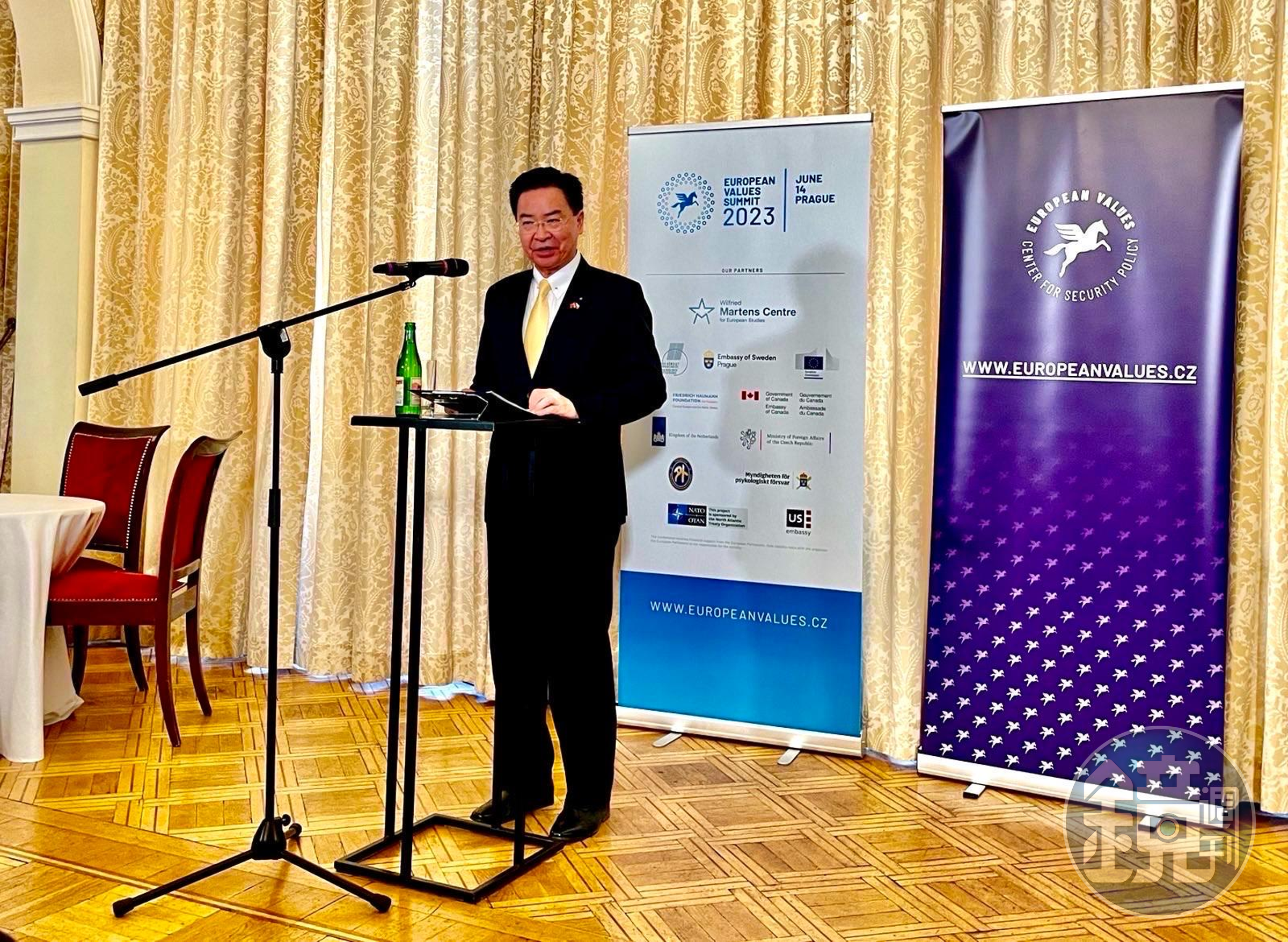 外交部長吳釗燮應捷克智庫「歐洲價值安全政策中心」(EVC)邀請出席「2023歐洲價值高峰會」發表演說。(外交部提供)
