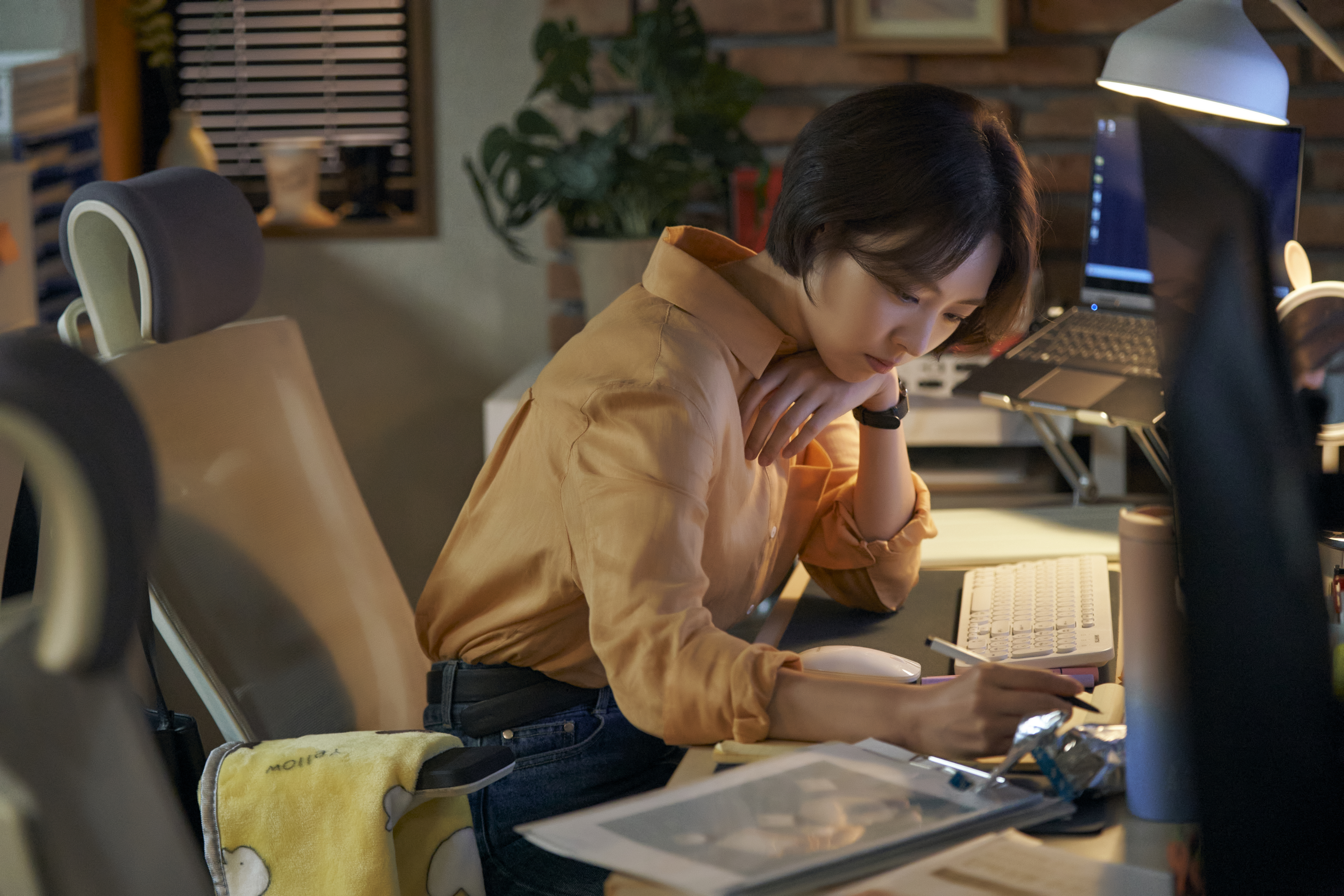 李沇熹主演Disney+原創韓劇《較量人生》，聽到身邊許多人看了劇感嘆：「上班真的很辛苦啊！」（Disney+提供）