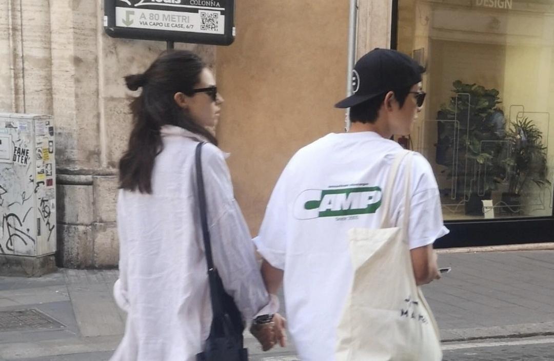 宋仲基6月初還被目擊與老婆凱蒂在羅馬散步。(網路圖片)