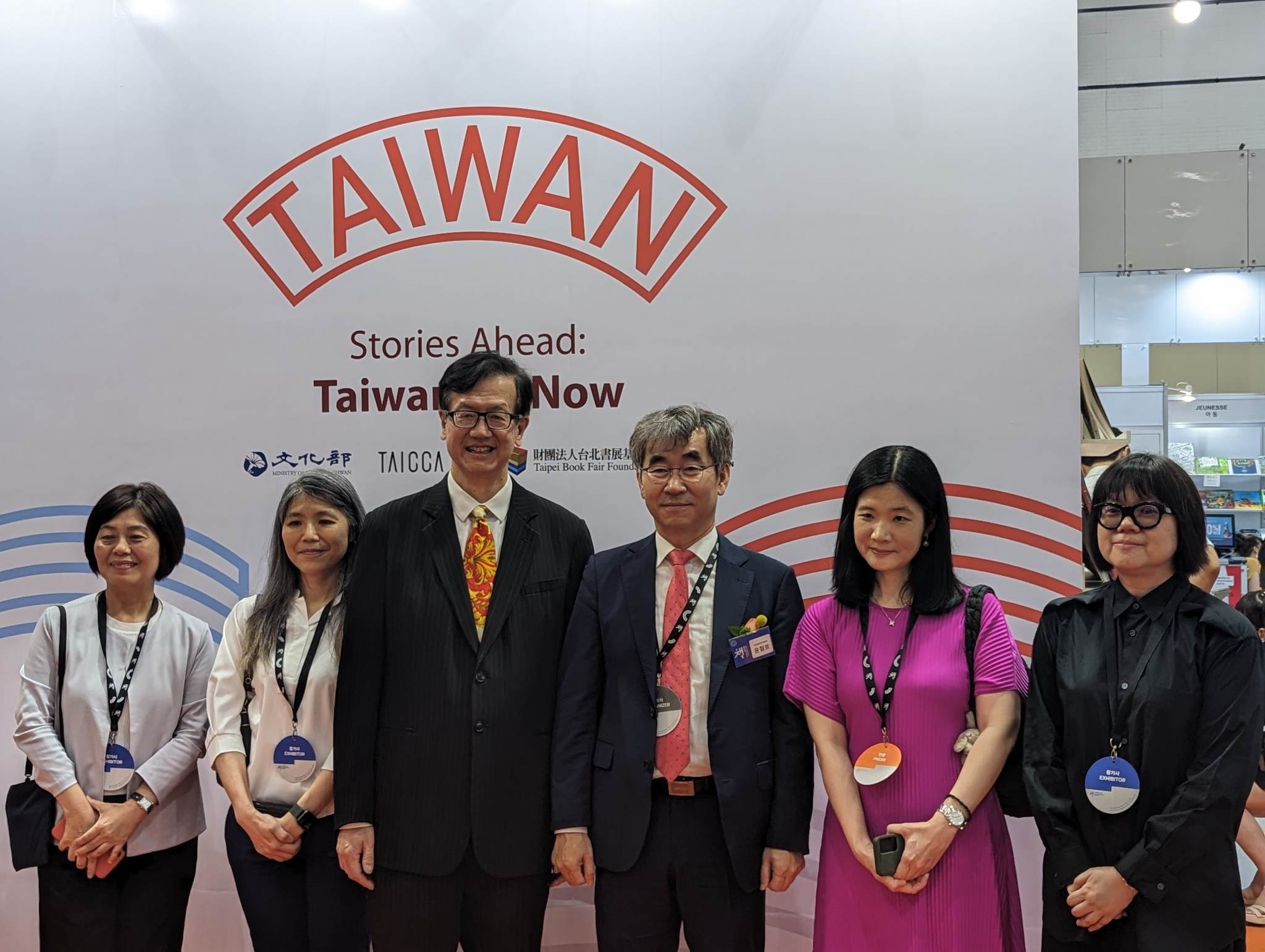 2023韓國首爾國際書展台灣館開幕活動，財團法人台北書展基金會王秀銀執行長（左起）、吳韻儀董事長、駐韓台北代表部齊永強副代表、大韓出版文化協會尹哲鎬會長，以及文化內容策進院全球市場處王詠怡處長。