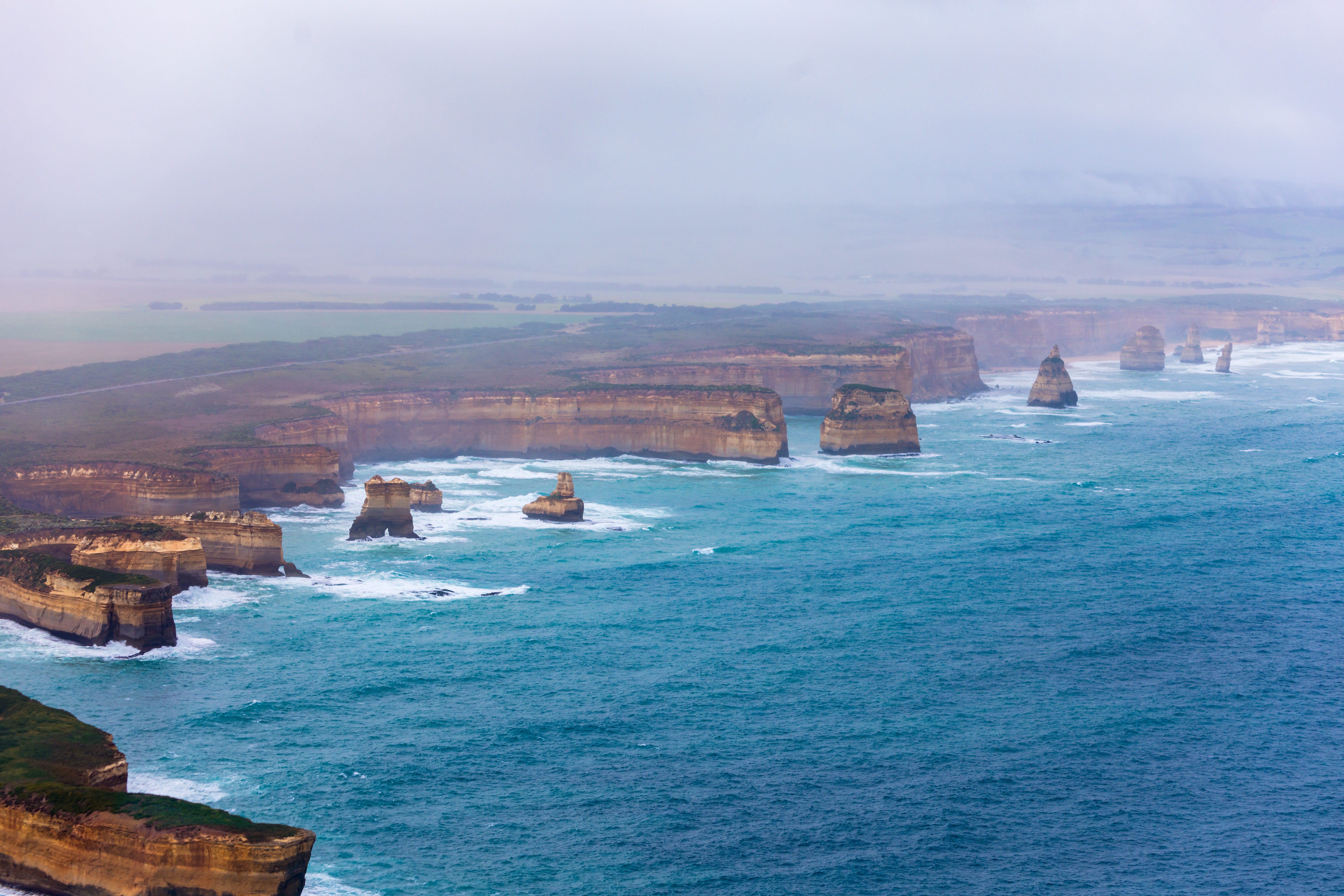 「十二門徒石」（The Twelve Apostles）為自然的石灰岩，已有千萬年歷史，如今只剩下珍貴的8顆。