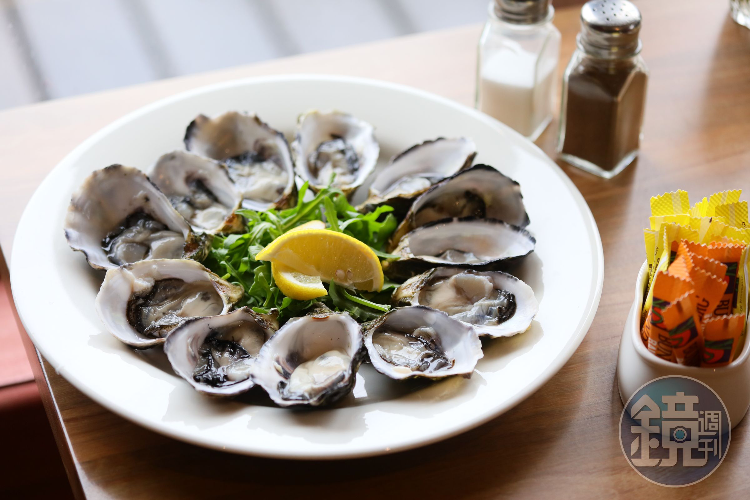「Fresh Oysters Natural」12顆在地新鮮生蠔新台幣千元有找。（澳幣24元／半打，約NT$499、澳幣42元／打，約NT$873）