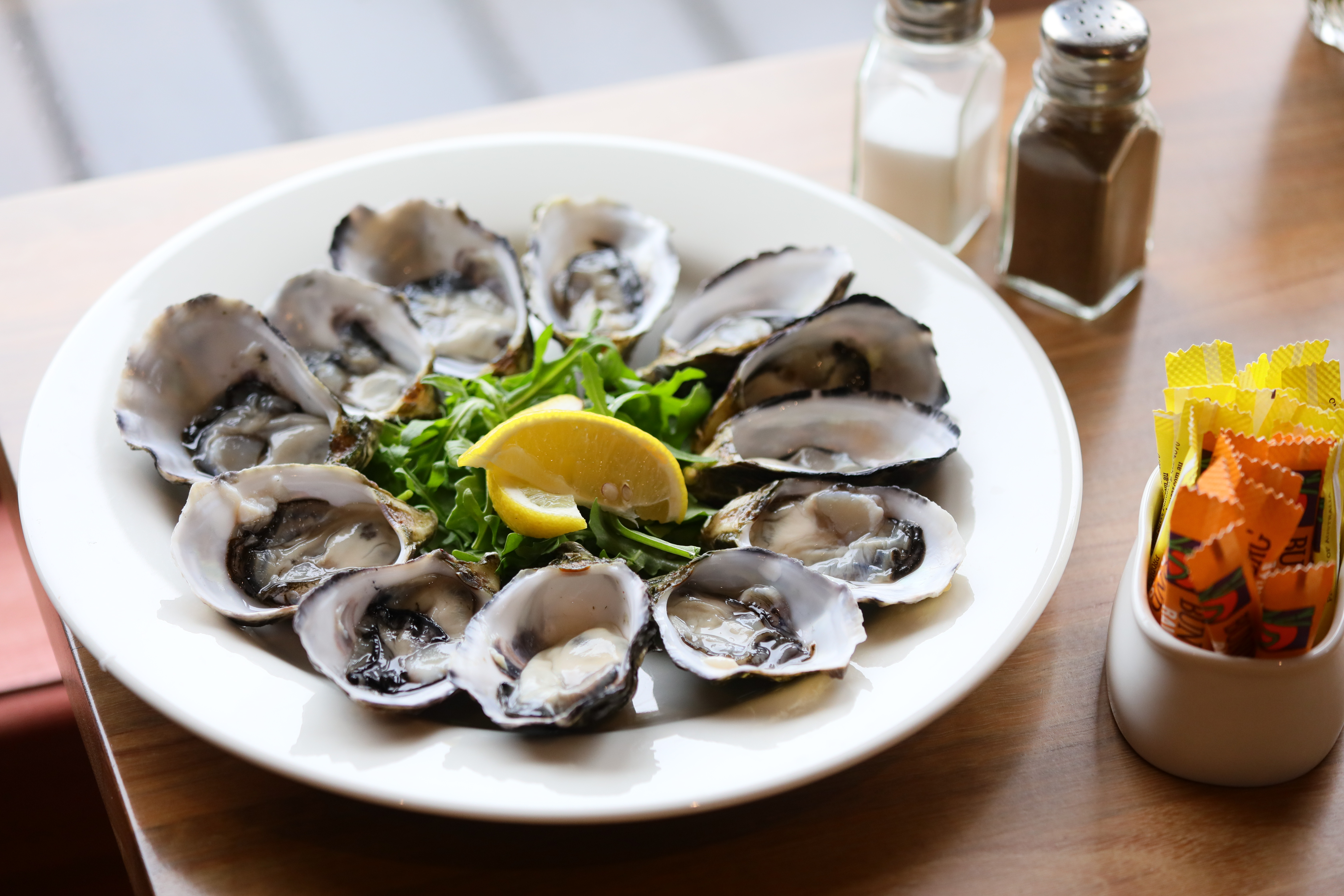 「Fresh Oysters Natural」12顆在地新鮮生蠔新台幣千元有找。（澳幣24元／半打，約NT$499、澳幣42元／打，約NT$873）