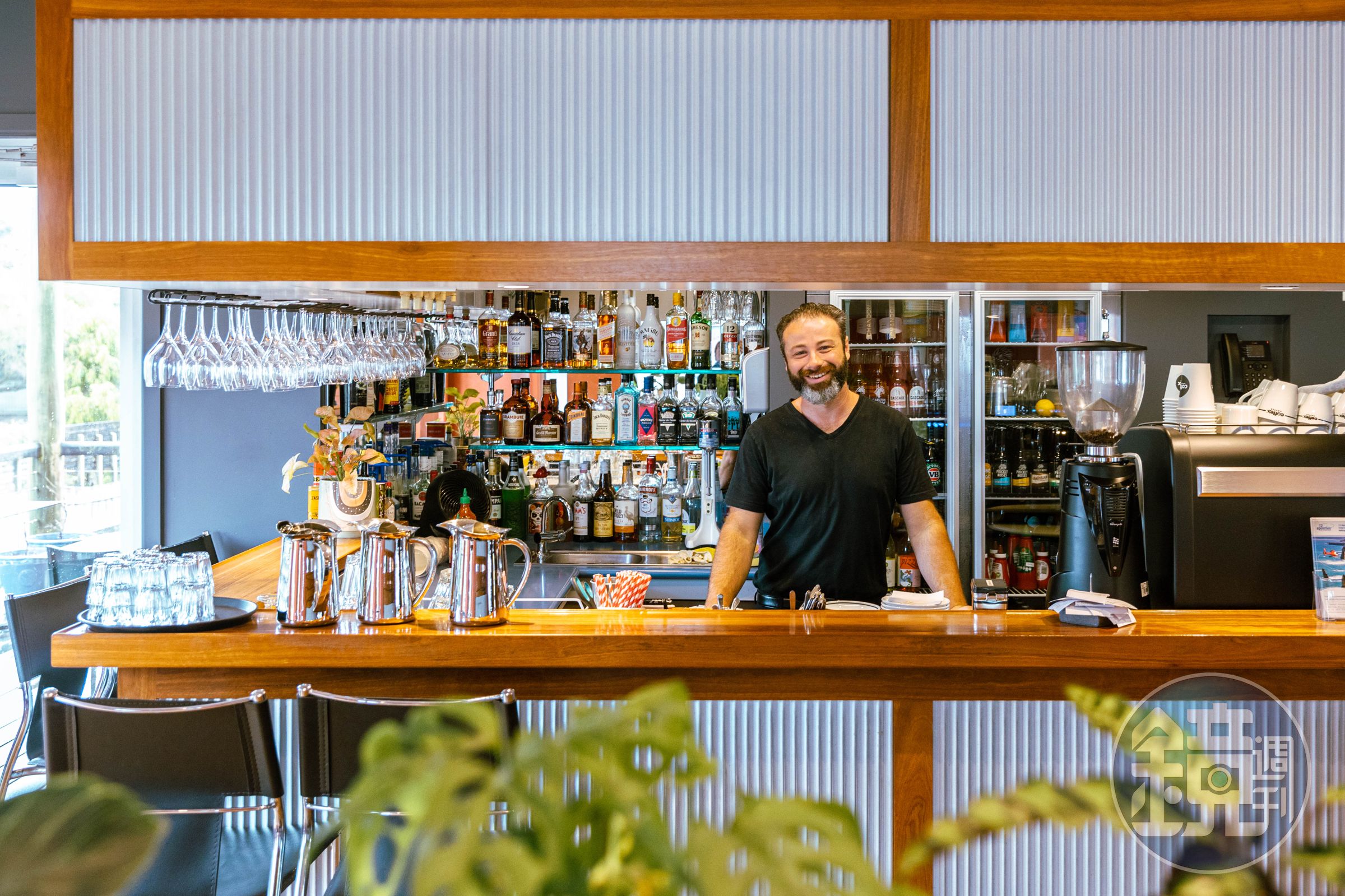 「Waves Cafe, Bar and Restaurant」是咖啡廳、餐廳也是酒吧。