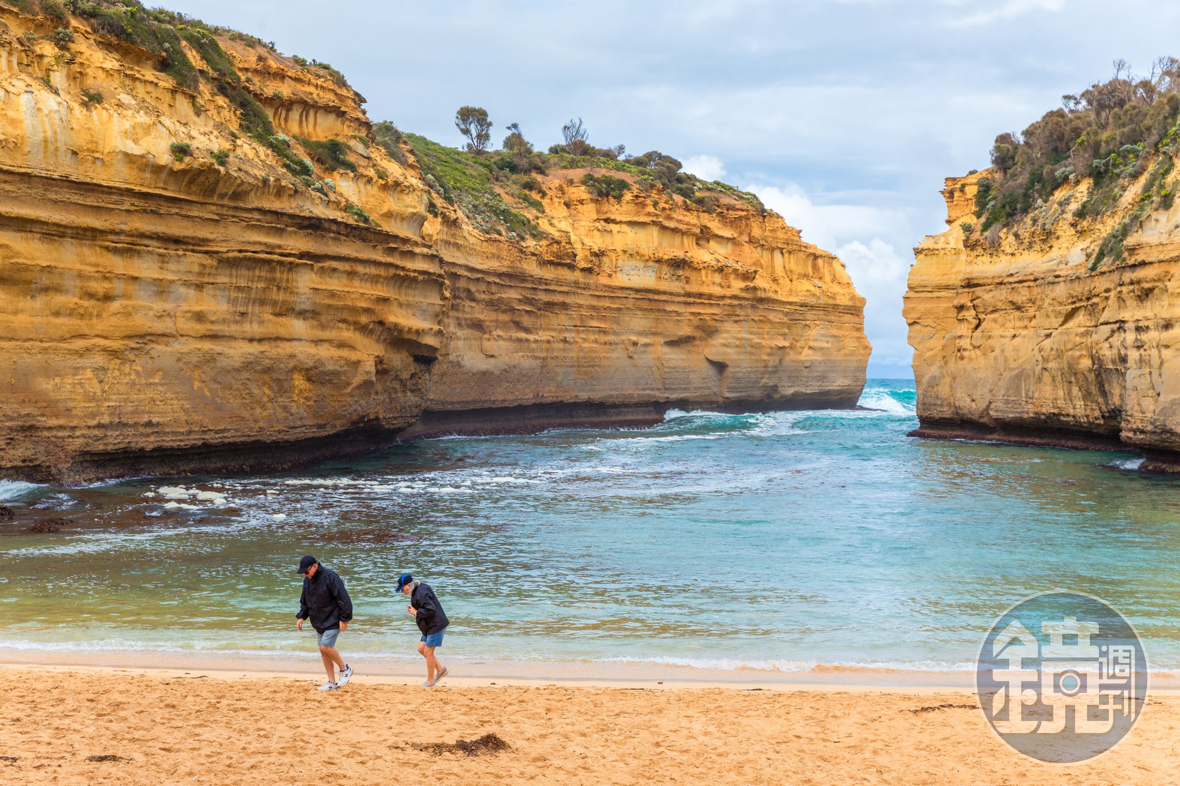 「阿德湖峽」（Loch Ard Gorge）在19世紀時曾是英國移民至澳洲的一個主要航道，因海上經常濃霧瀰漫、地形嚴峻，沉船事故屢見不鮮，海灘以紀念在此發生船難的Loch Ard號而命名。