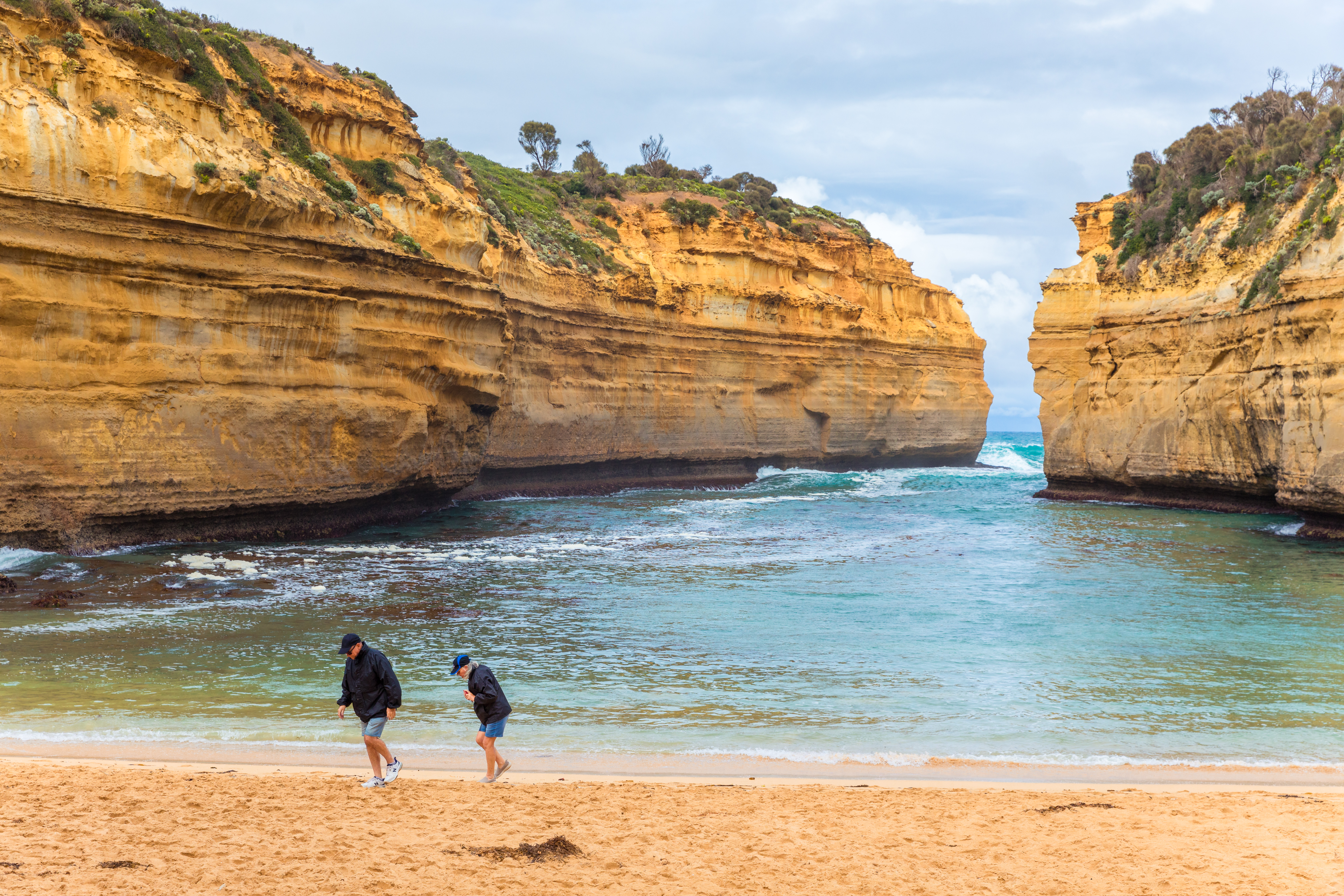 「阿德湖峽」（Loch Ard Gorge）在19世紀時曾是英國移民至澳洲的一個主要航道，因海上經常濃霧瀰漫、地形嚴峻，沉船事故屢見不鮮，海灘以紀念在此發生船難的Loch Ard號而命名。