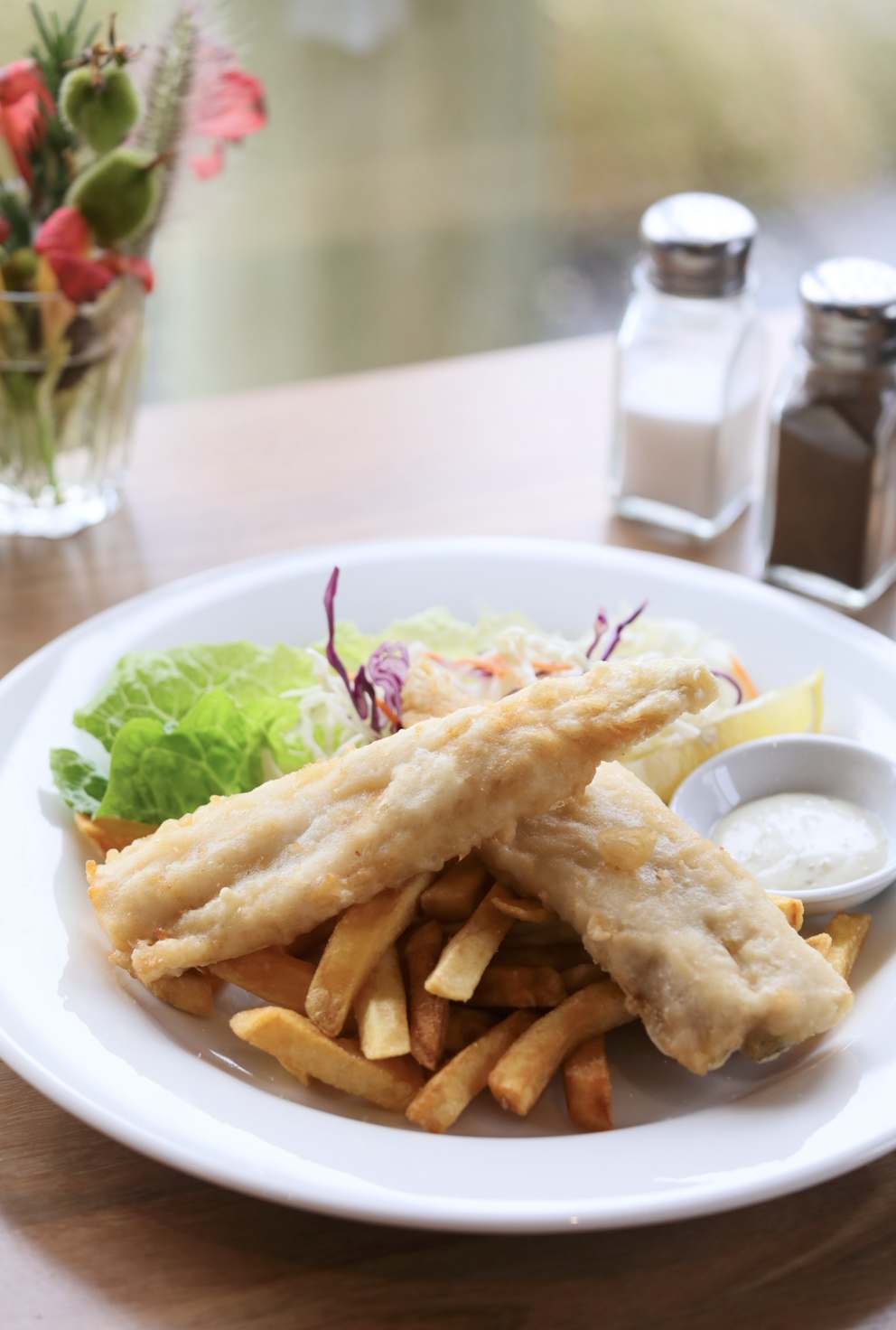「Crispy Battered Fish With Chips and Coleslaw Salad」的經典炸魚薯條，外皮酥脆，魚肉新鮮軟嫩。（澳幣25元／份，約NT$520）