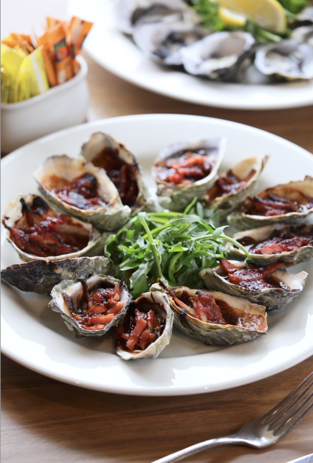 烤生蠔「Fresh Oysters Kilpatrick」使用伍斯特醬（Worcestershire）醬汁調製，再加入醋與培根。（澳幣24元／半打，約NT$499、澳幣42元／打，約NT$873）