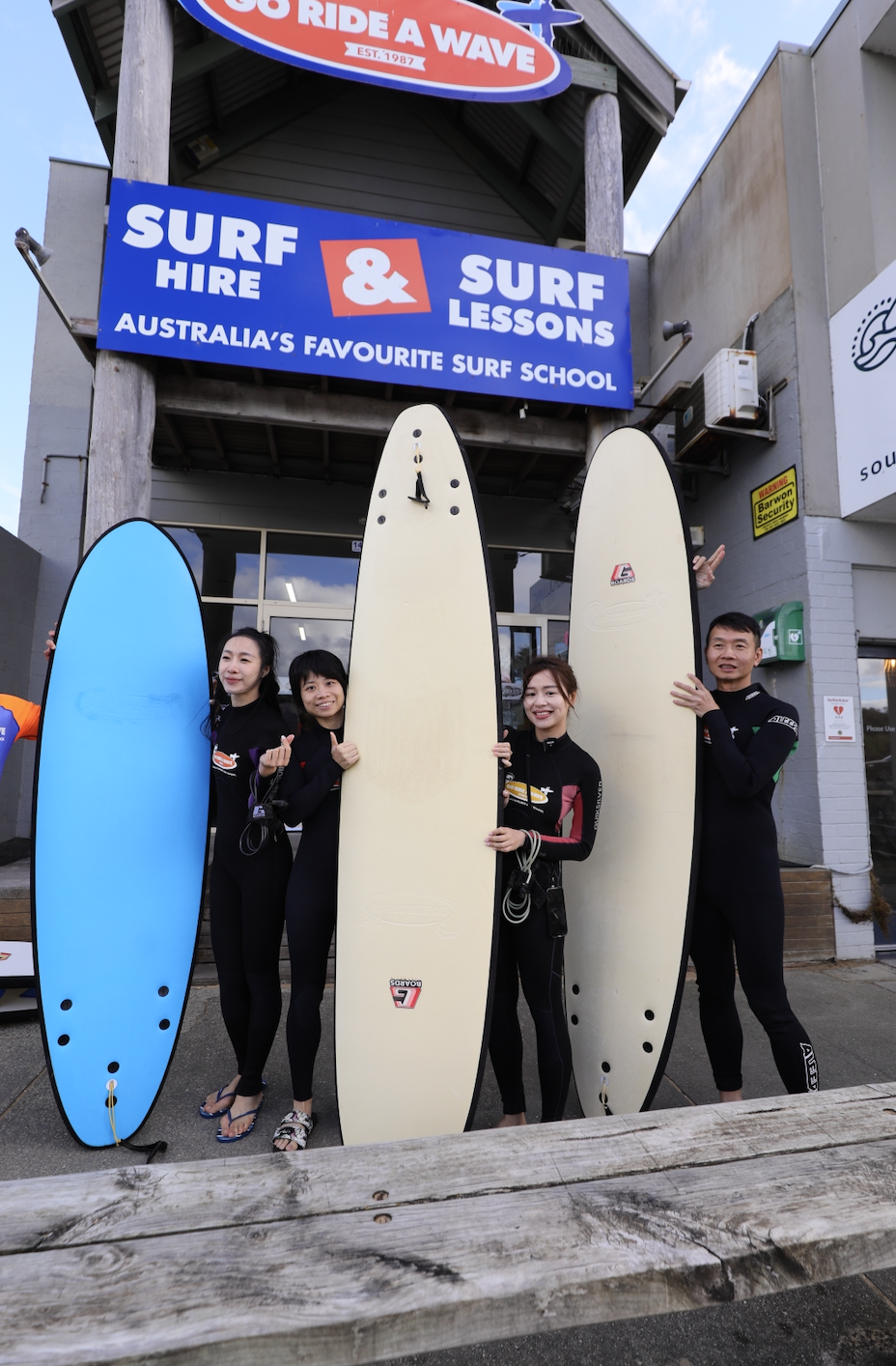「Go Ride A Wave」是當地知名的連鎖衝浪學校,熱門衝浪沙灘都有設點。