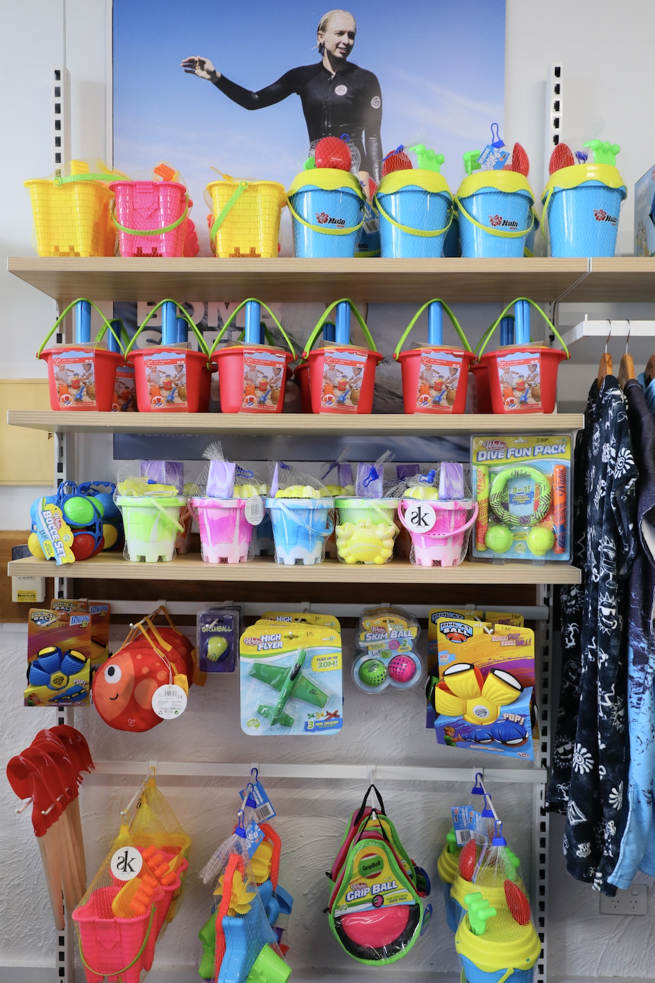 店裡販售齊全的衝浪道具、泳裝、防曬備品與兒童玩具。
