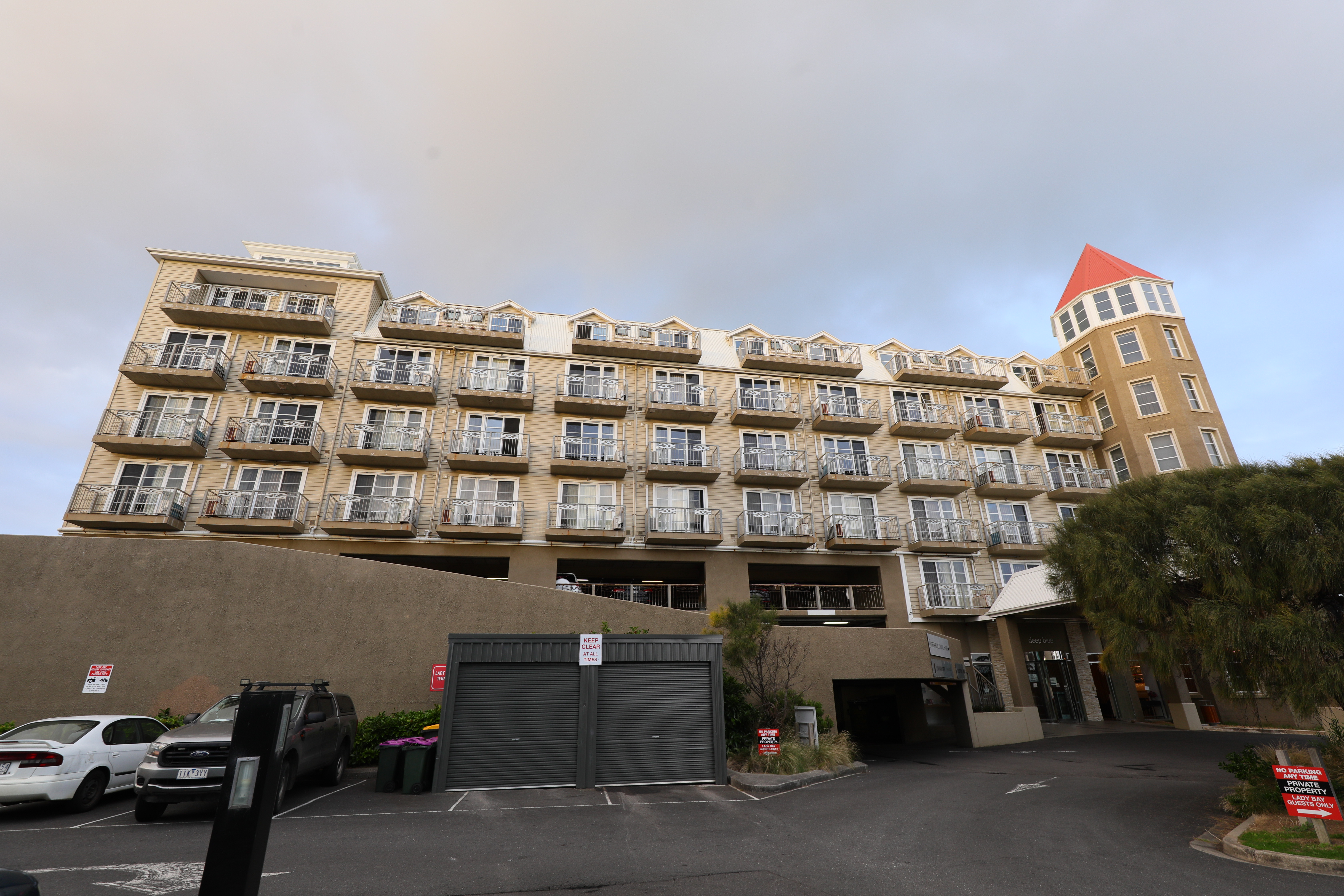 「Deep Blue Hotel and Hot Springs」為溫泉度假村，很適合大洋路自駕遊時下榻一晚。