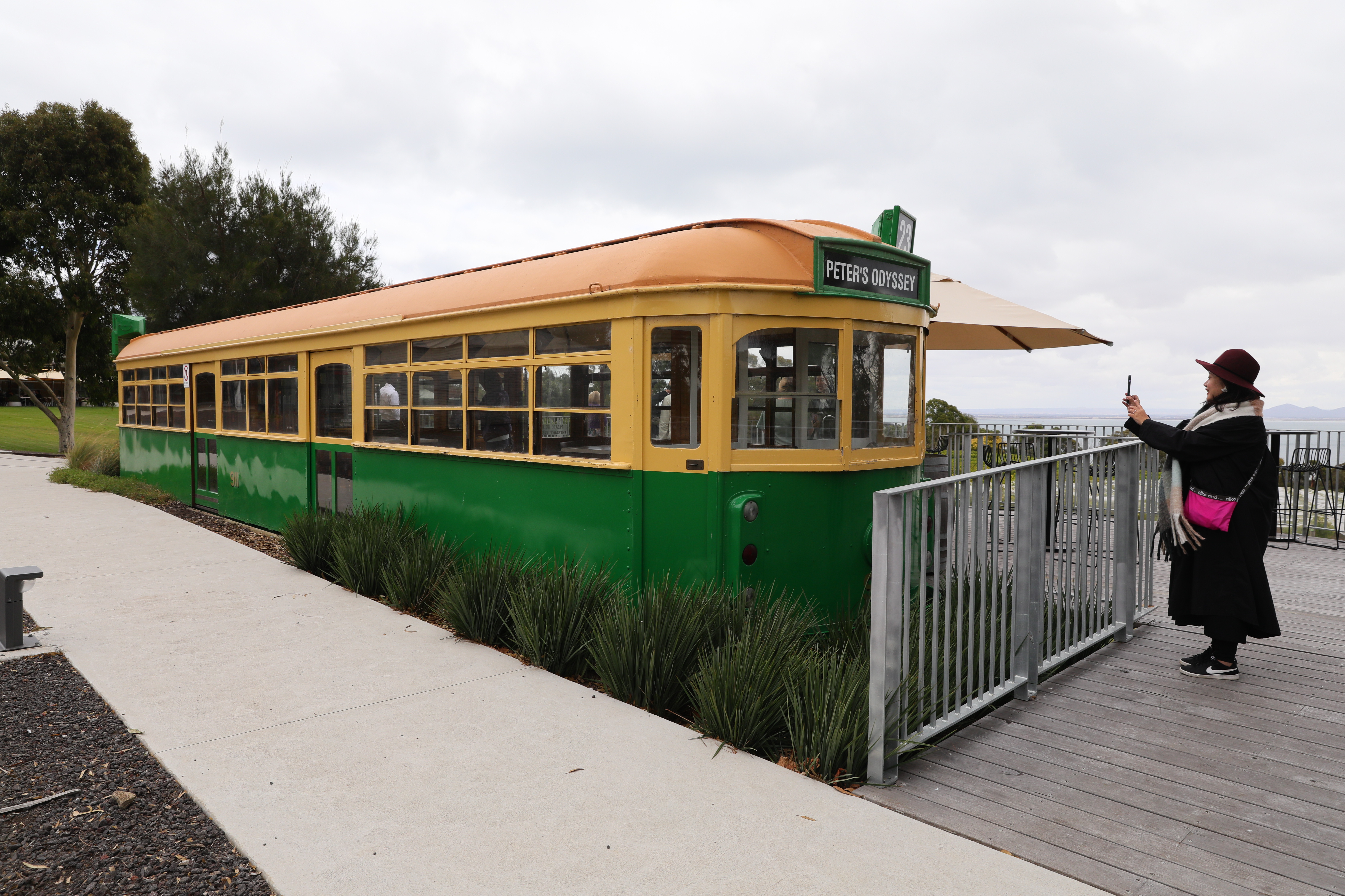 「Terindah Estate」內的特色酒吧「'PETER'S ODYSSEY' TRAM BAR」正對Corio Bay海景與You Yangs自然景觀。