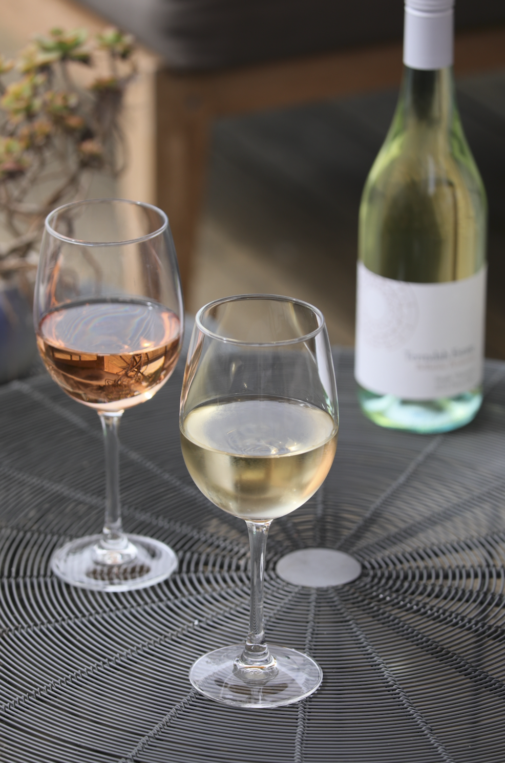 「2022 Terindah Estate Pinot Gris」的灰皮諾帶有梨子與淡淡花香（前），粉紅酒「2022 Swan Bay Rose」顏值超高（後）。（皆澳幣11元／杯，約NT$228）