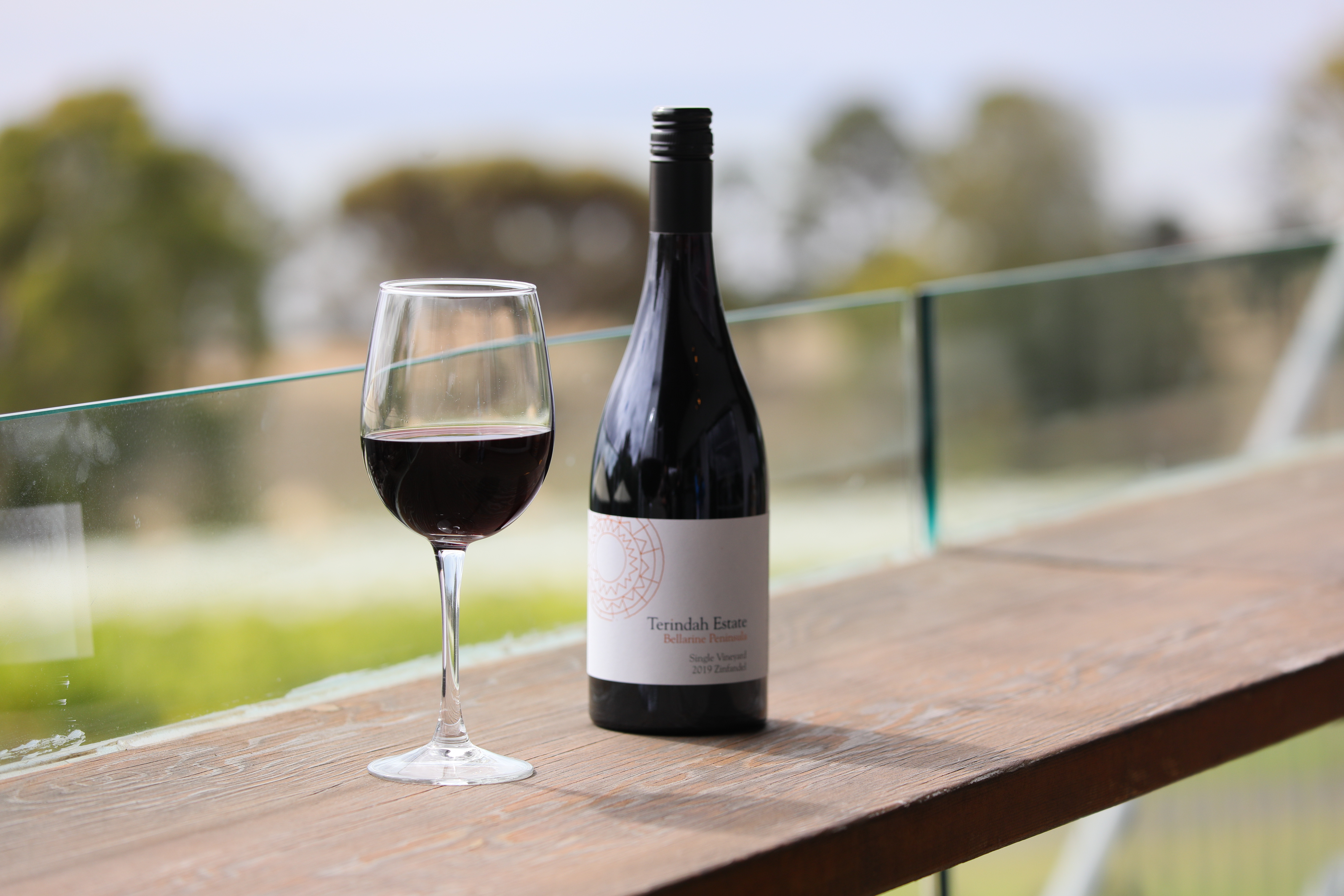 紫羅蘭色調的「2019 Terindah Estate Zinfandel」帶有黑醋栗與李子香氣，細膩的單寧順滑好入口。（澳幣14元／杯，約NT$293）