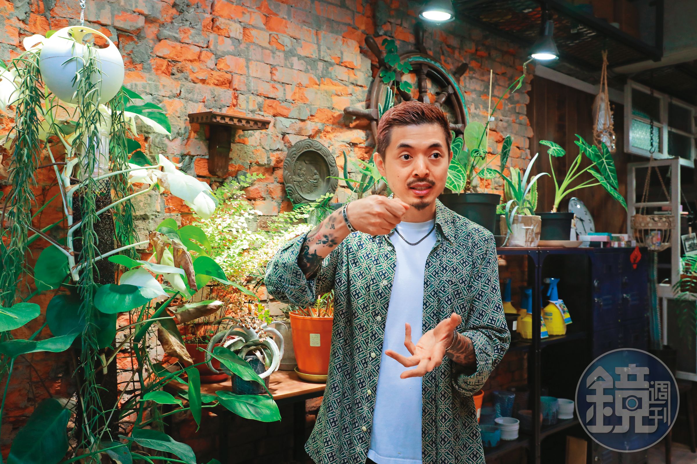 Albe的髮廊擺滿植物，宛若一座小型植物園。