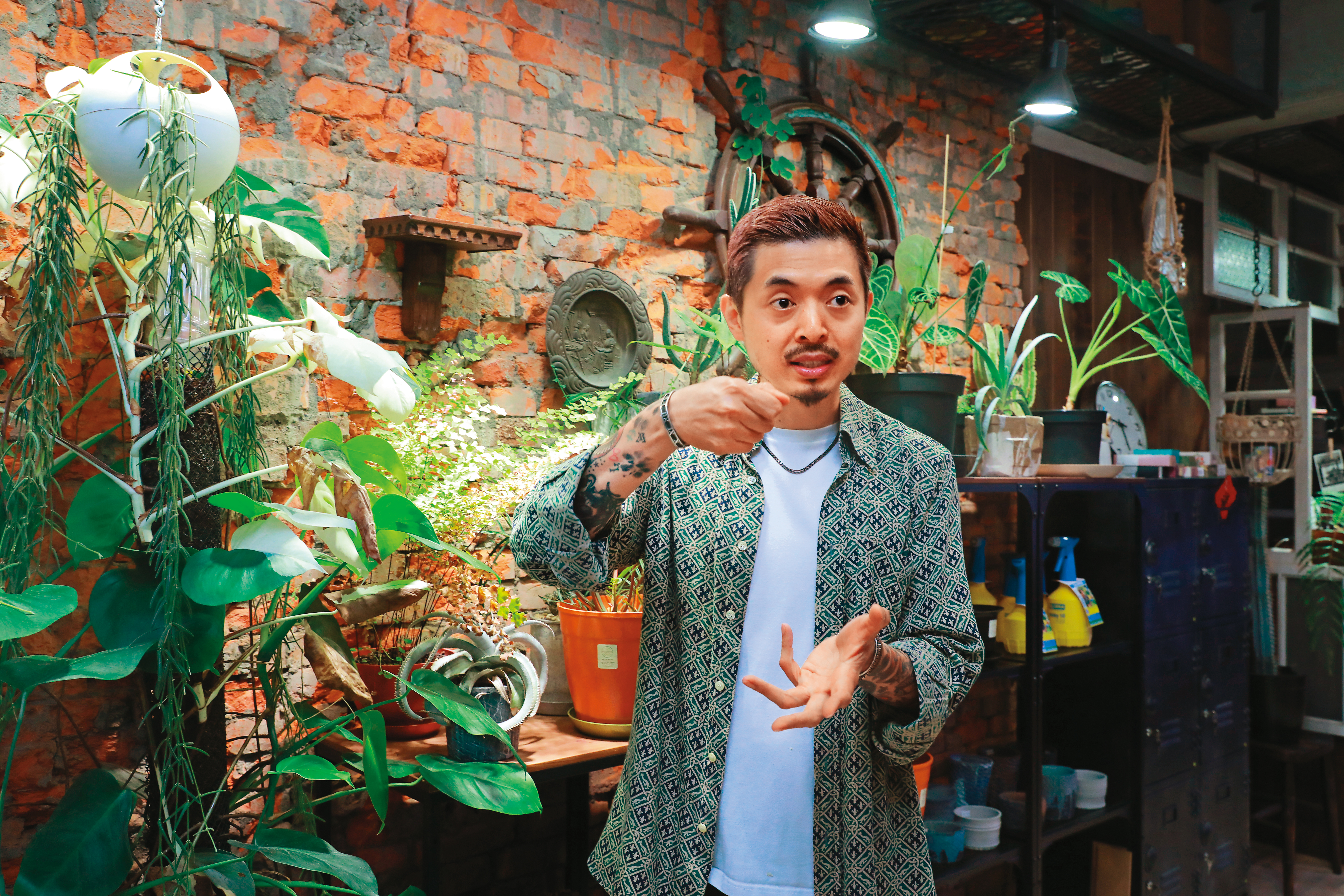 Albe的髮廊擺滿植物，宛若一座小型植物園。