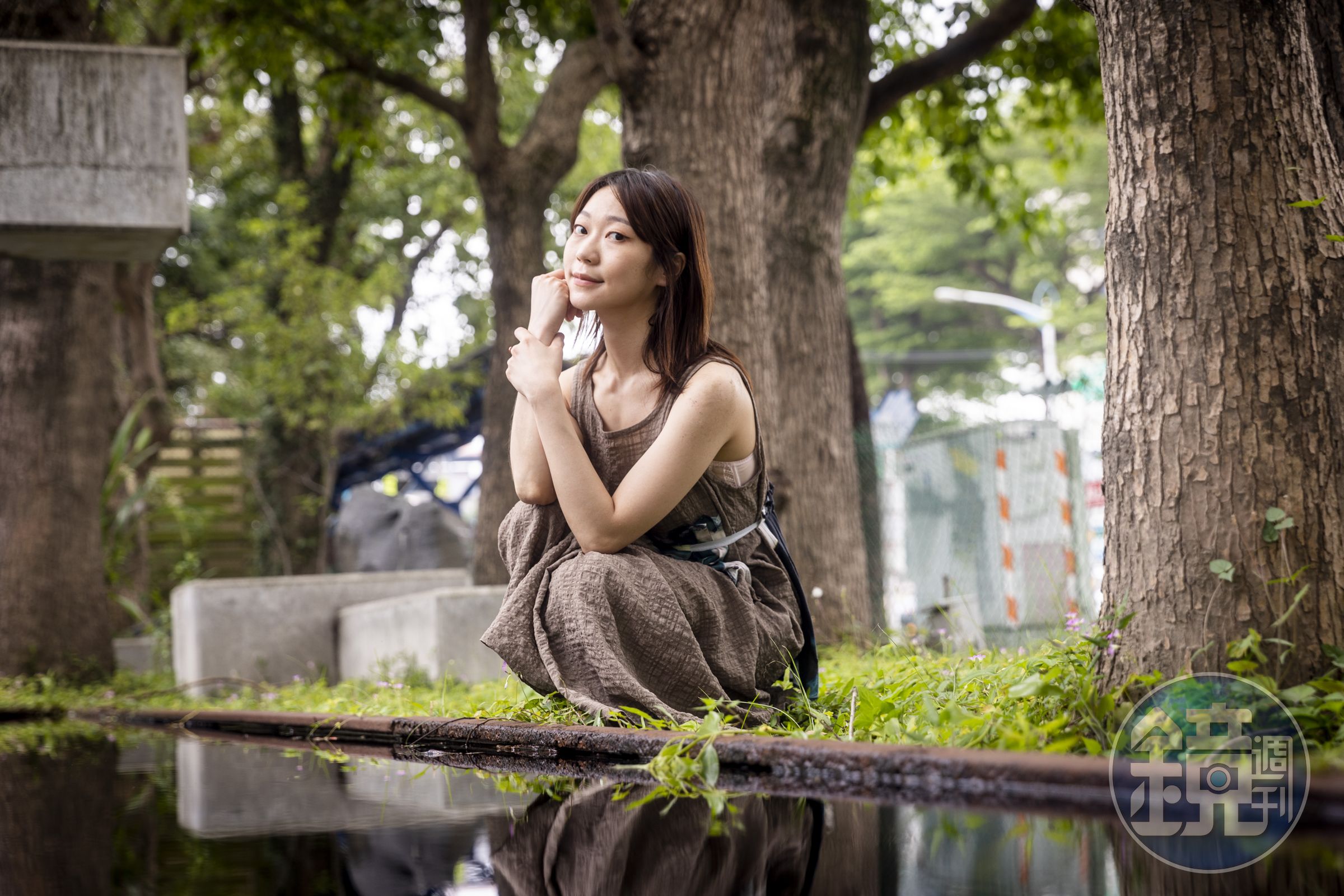 蘇清歌在台灣藝術大學校園裡拍照。她是專業的模特兒，能很快進入狀態，攝影工作因此十分順利。