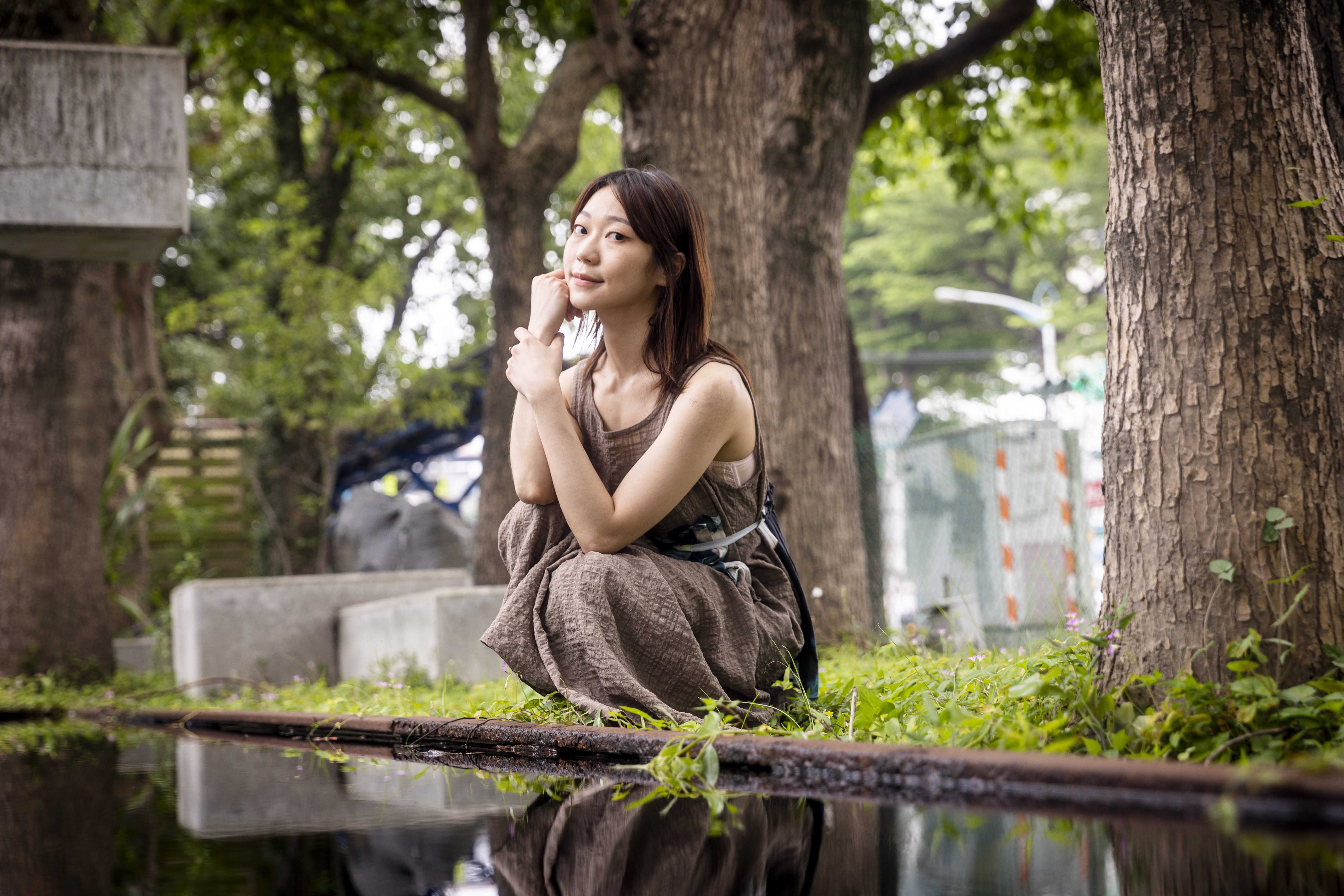 蘇清歌在台灣藝術大學校園裡拍照。她是專業的模特兒,能很快進入狀態,攝影工作因此十分順利。
