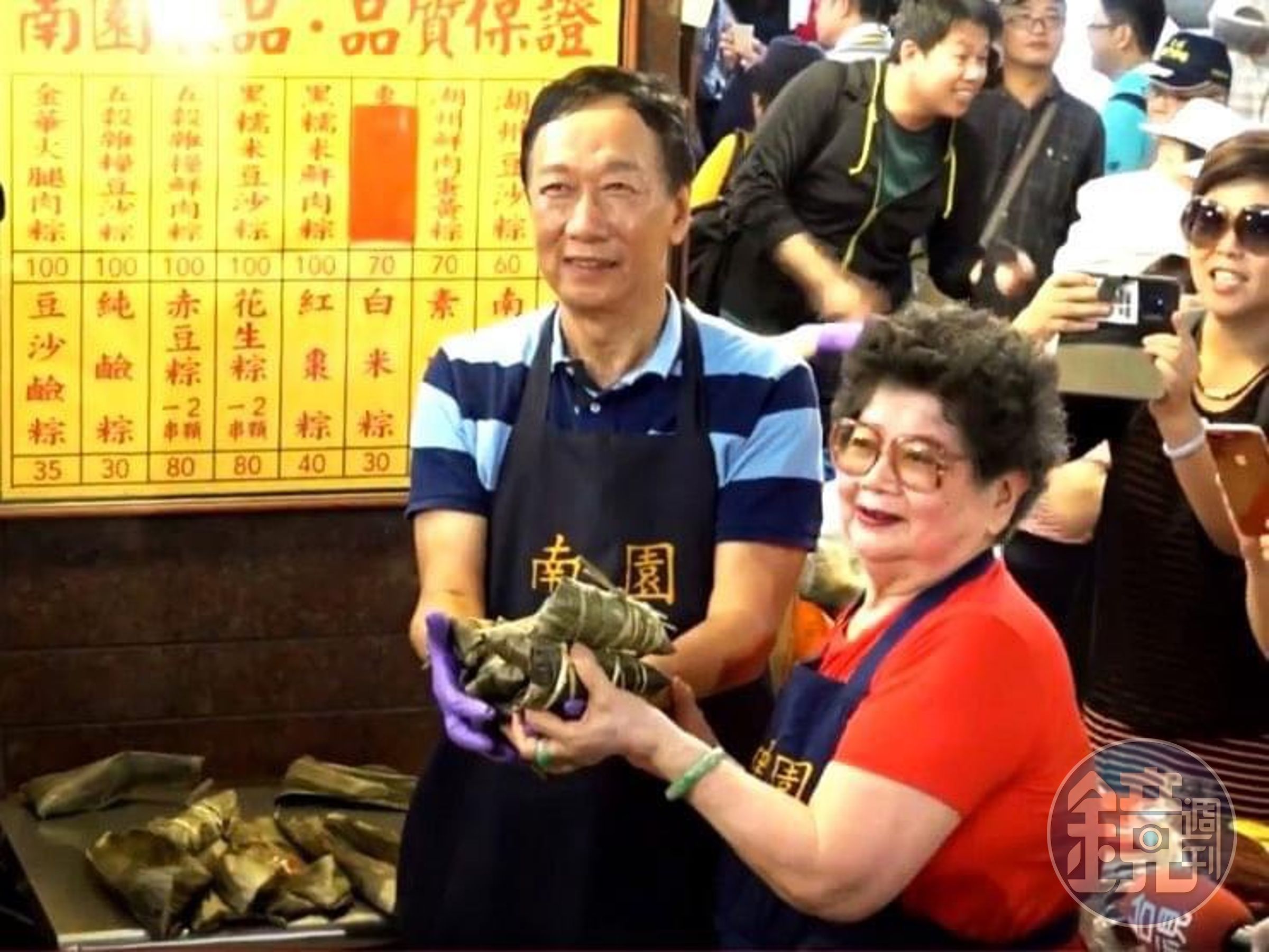 南園湖州鮮肉粽在南門市場裡熱賣近一甲子，鐵粉不乏政商名流，郭台銘也曾到南園攤上跟鍾奶奶學包粽子。（南園提供）