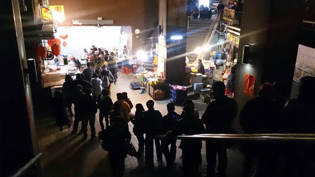 在舊南門市場時，南園端午節前十天24小時不打烊，半夜仍大排長龍。（南園提供）