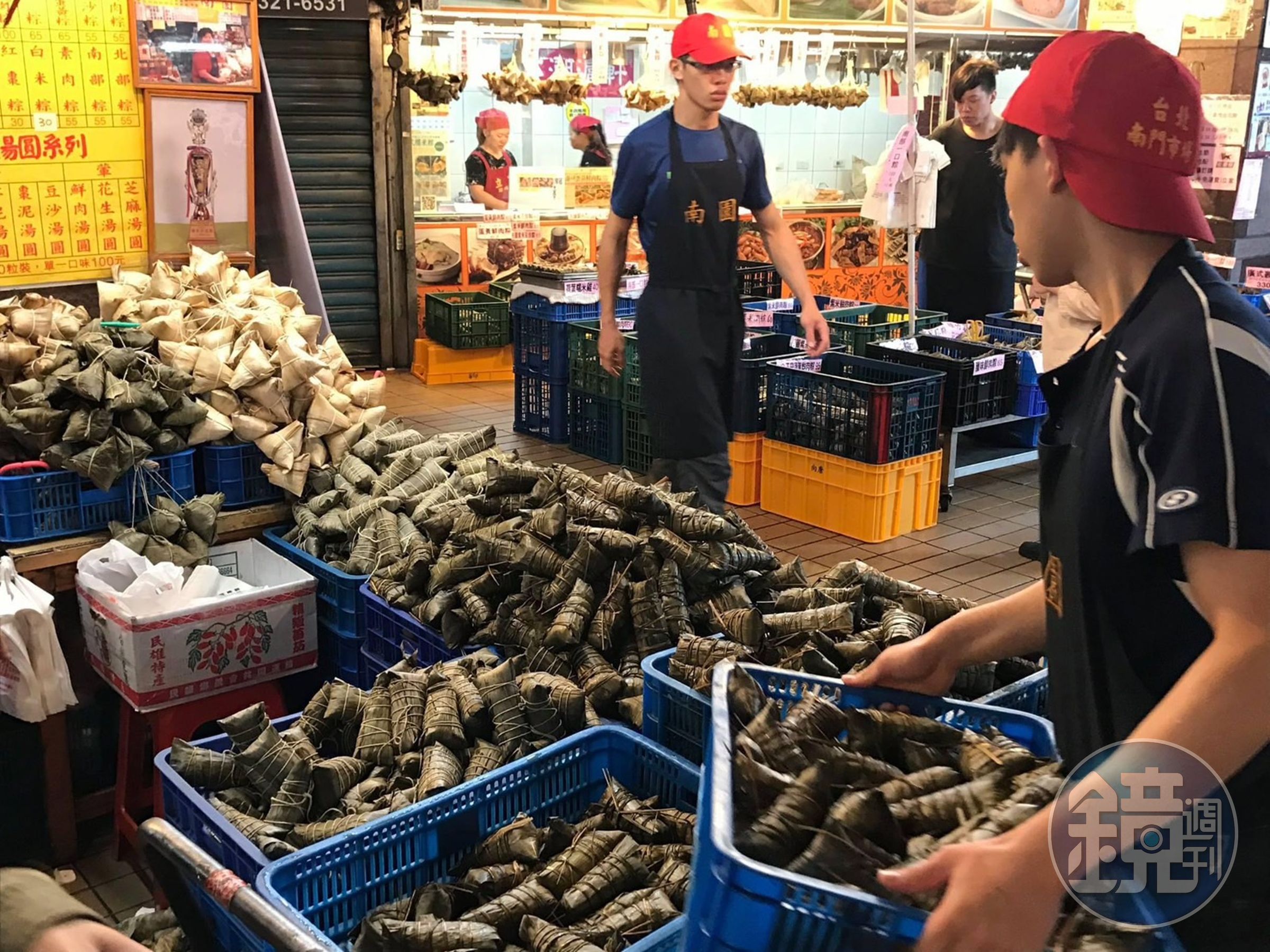 南園不只有道地的湖州粽，也有北部粽、南部粽等多達十幾種口味的粽子。端午期間要準備數萬顆才夠。
