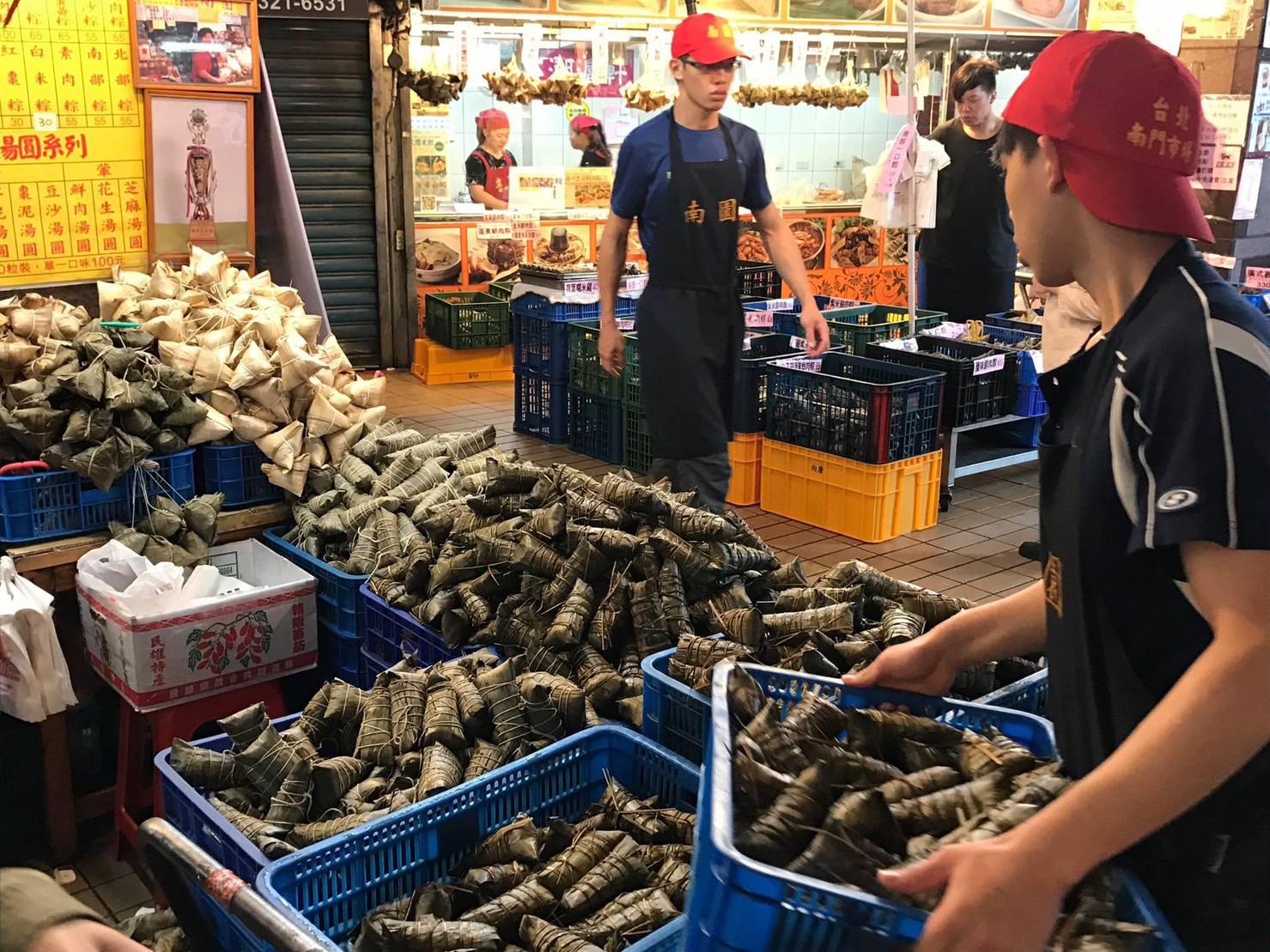 南園不只有道地的湖州粽，也有北部粽、南部粽等多達十幾種口味的粽子。端午期間要準備數萬顆才夠。