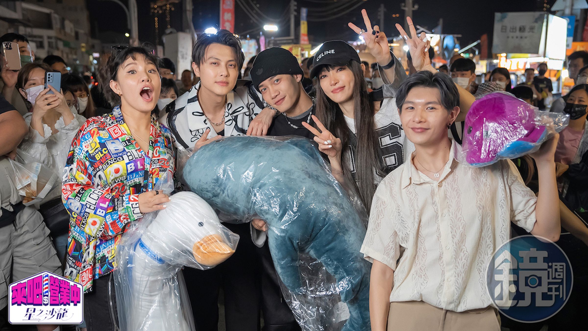 謝依霖(左起)、王子、蔡朕、謝金燕、孟維開心逛夜市。(TVBS提供)