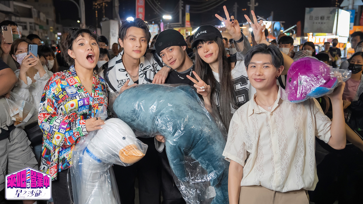 謝依霖（左起）、王子、蔡朕、謝金燕、孟維開心逛夜市。（TVBS提供）