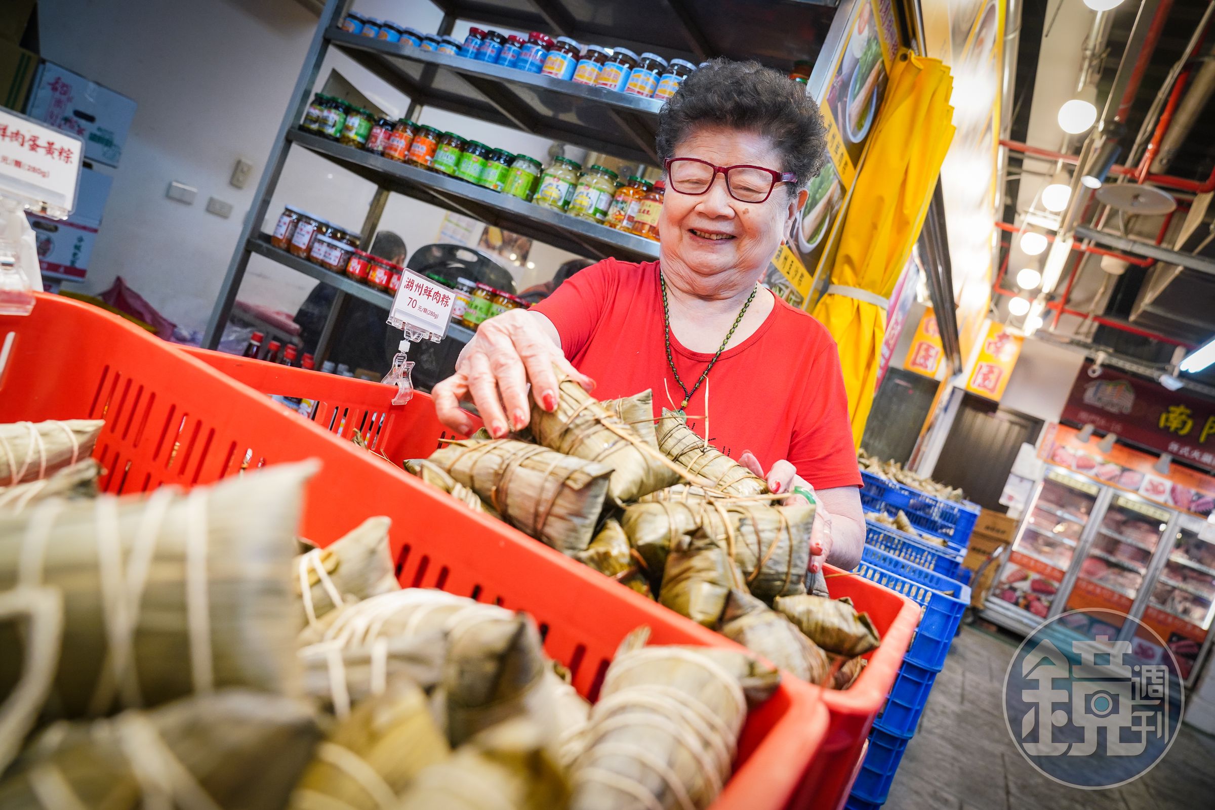 南園食品創始人鍾曾春玉(左),高齡90歲,仍每天清晨就到南門市場鋪上坐鎮。她固守的家鄉味已陪伴台北人近一甲子。