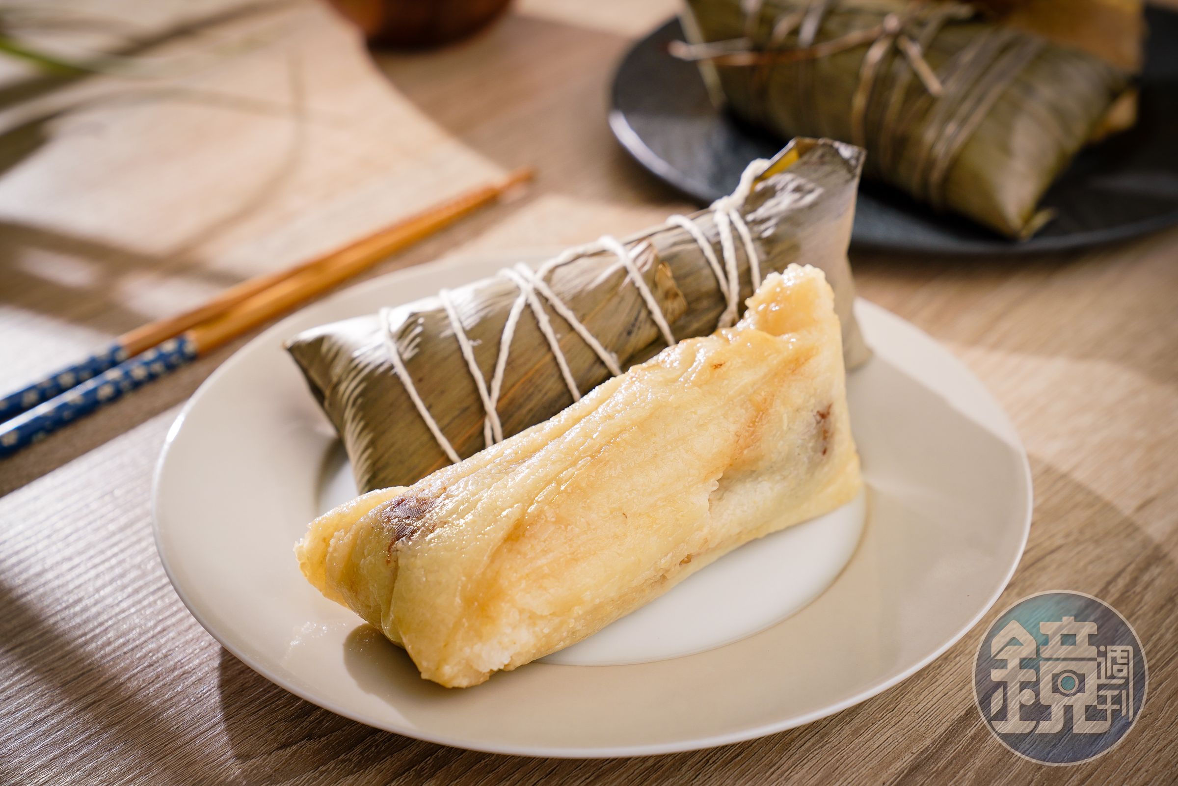 湖州鮮肉粽是用米粒較大的西螺園糯米,包裹一大塊上海醬油醃漬的黑豬肉,大火煮3到4小時而成,口感軟而不黏,散發米香、肉香、粽葉香。(湖州鮮肉粽70元/顆)