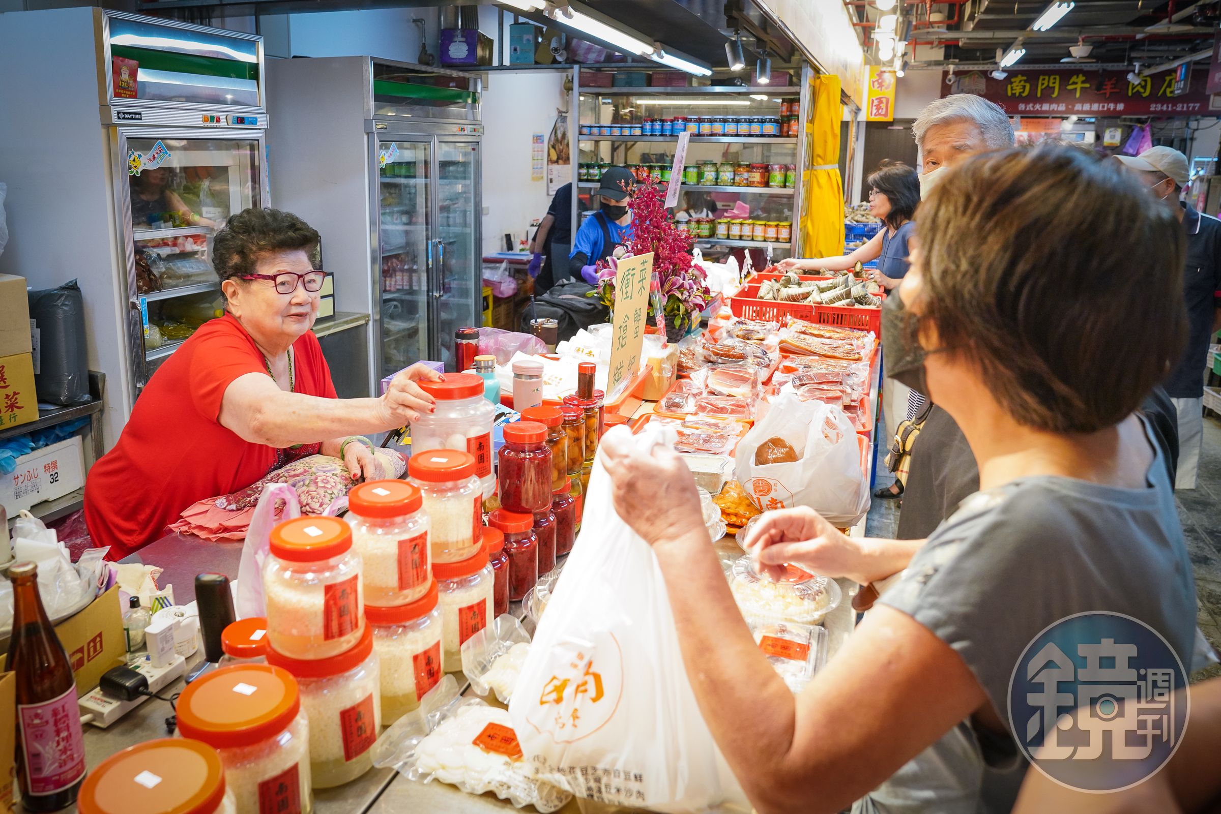 南門市場裡,大家都暱稱鍾曾春玉(左)為鍾奶奶,她喜歡跟客人聊天,還講得一口流利台語。