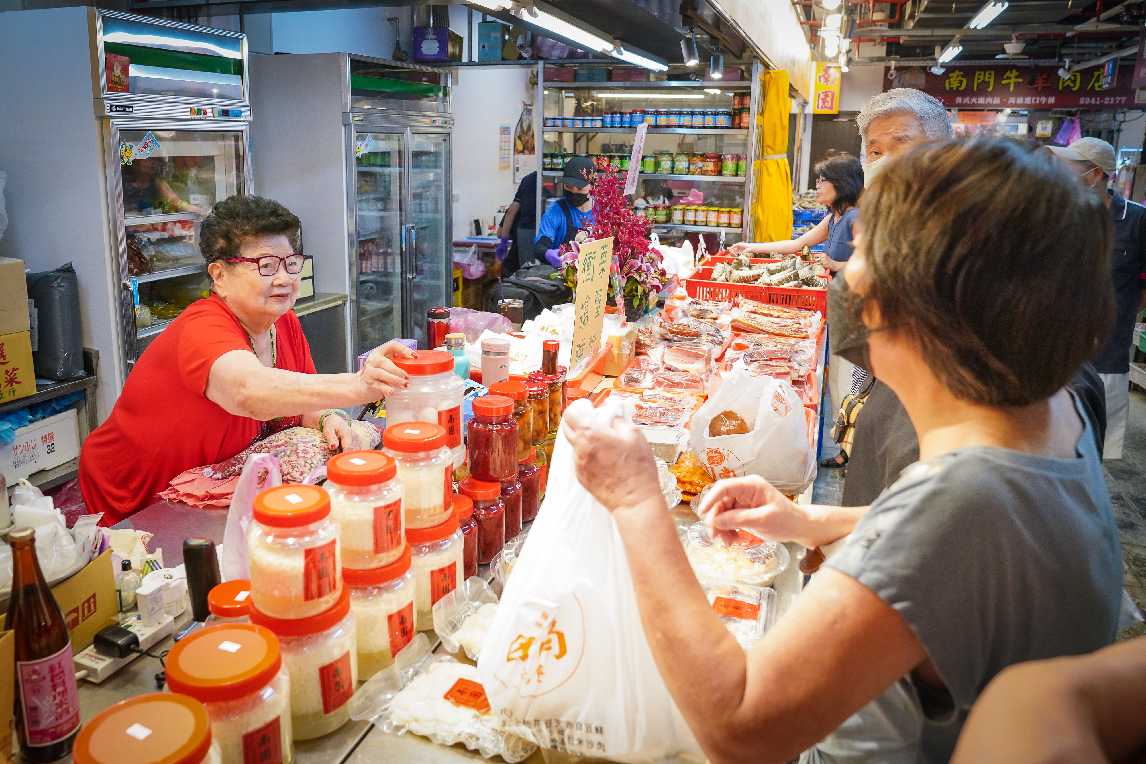 南門市場裡，大家都暱稱鍾曾春玉（左）為鍾奶奶，她喜歡跟客人聊天，還講得一口流利台語。