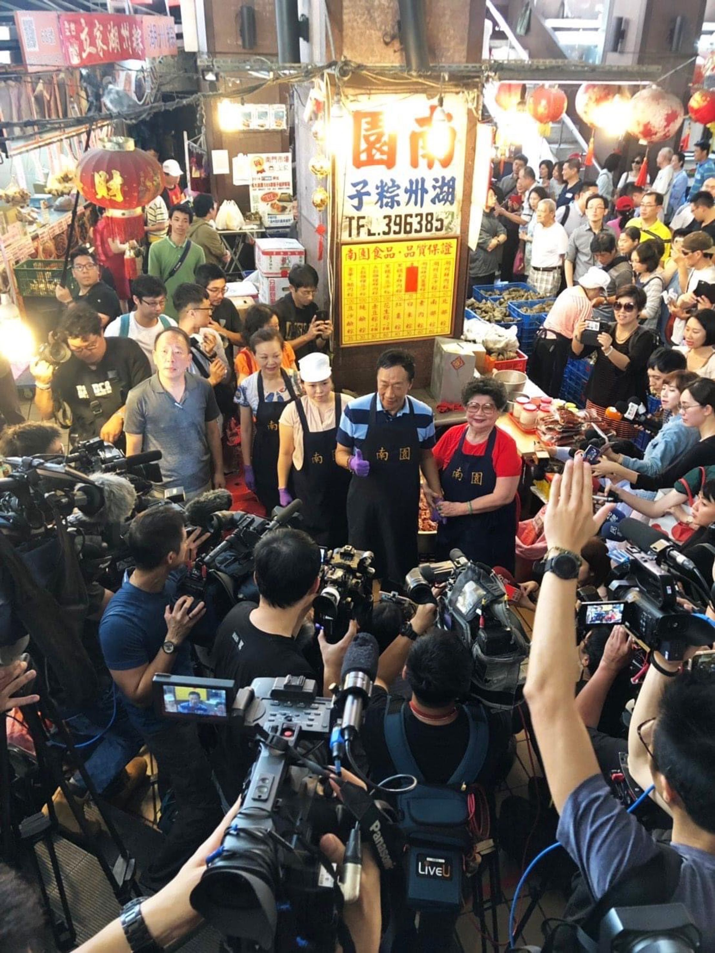 每到過節,南園就是政府官員及候選人必訪之地,郭台銘也曾到舊南門市場跟鍾奶奶學包粽子。(南園提供)