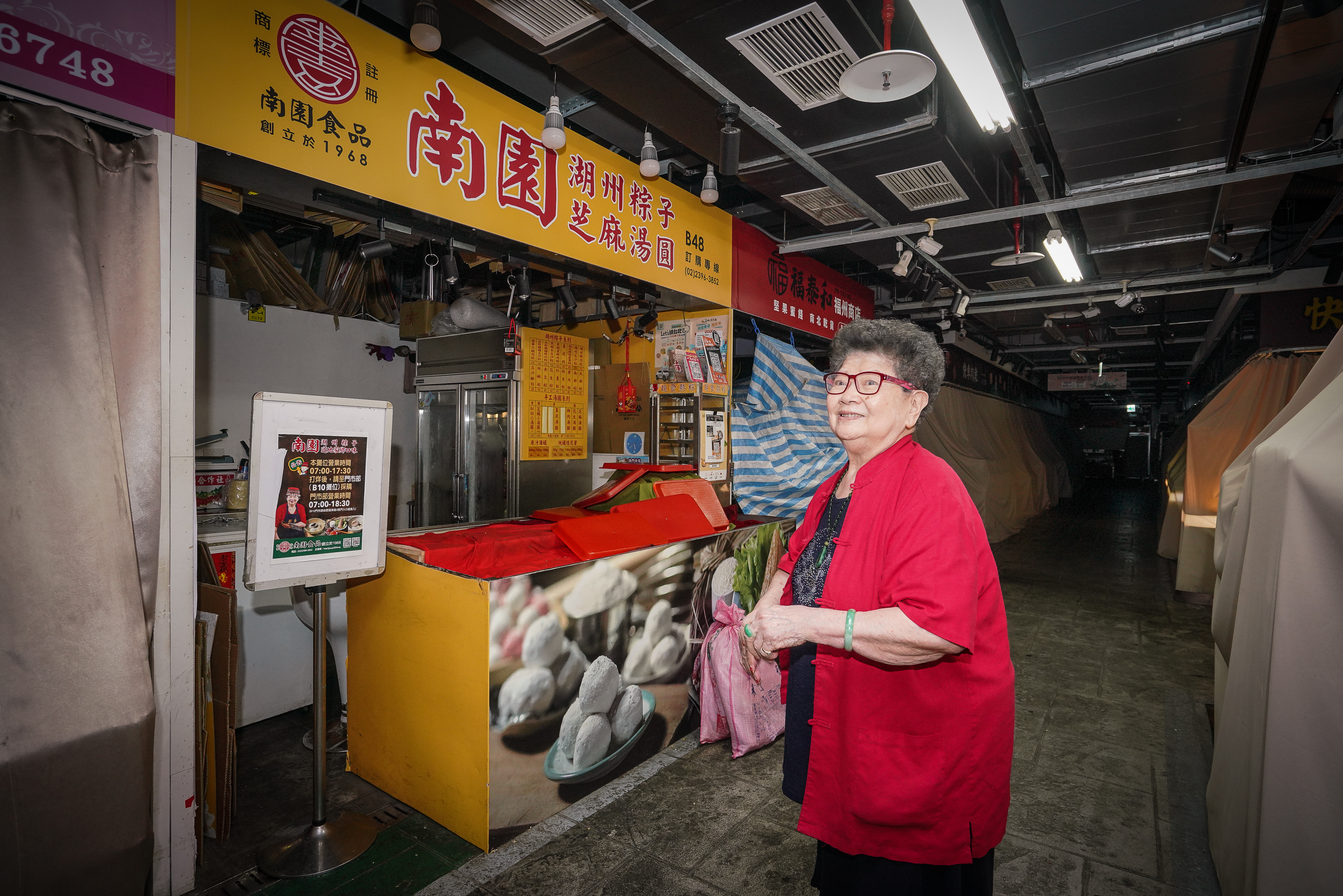 90歲的鍾奶奶仍每天凌晨四點便到南門市場。她說做生意沒有訣竅，就是吃苦耐勞把品質做好。