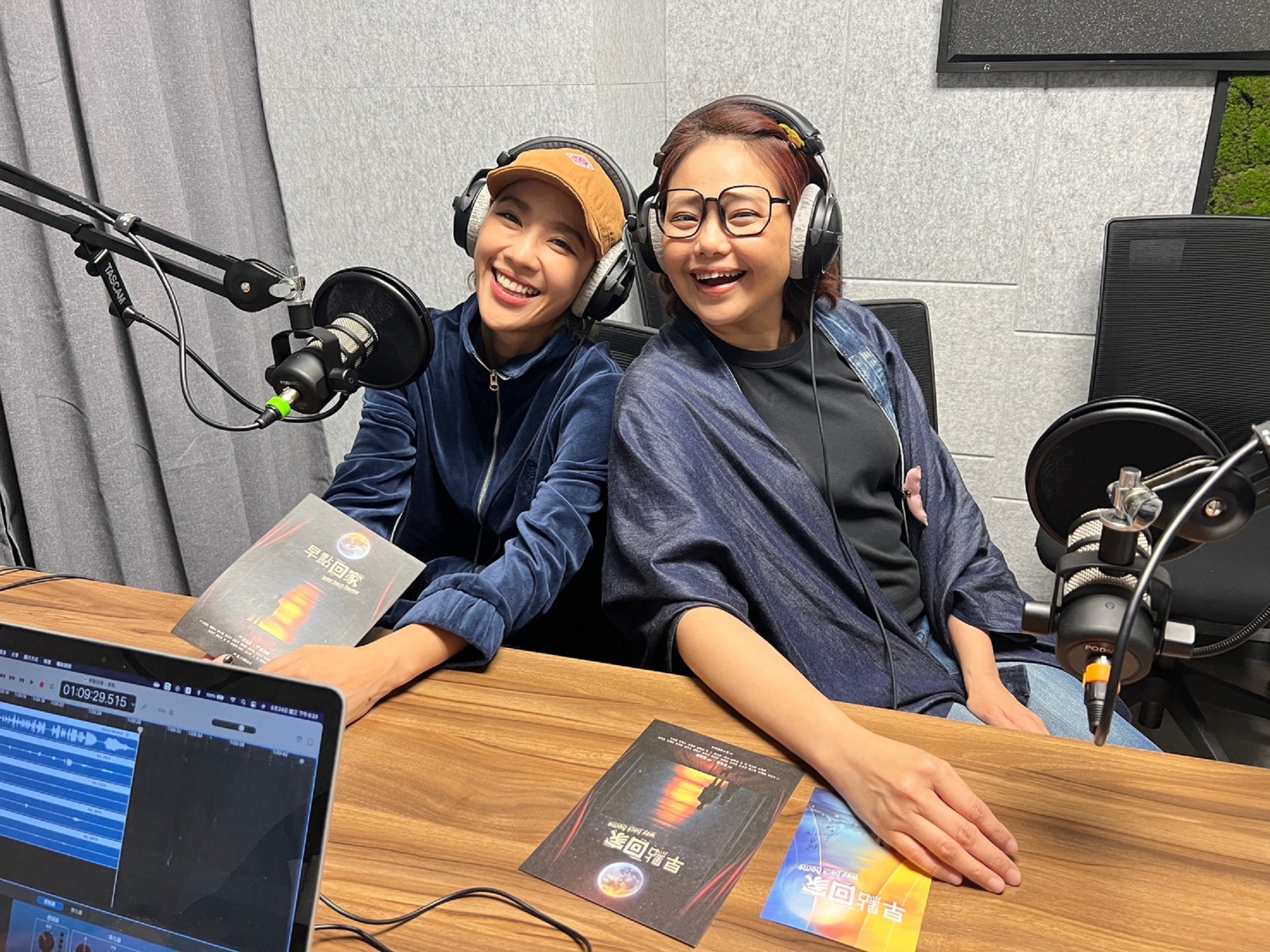 林嘉俐（右）和方宥心一同上播客節目宣傳新戲。（艾迪昇傳播提供）