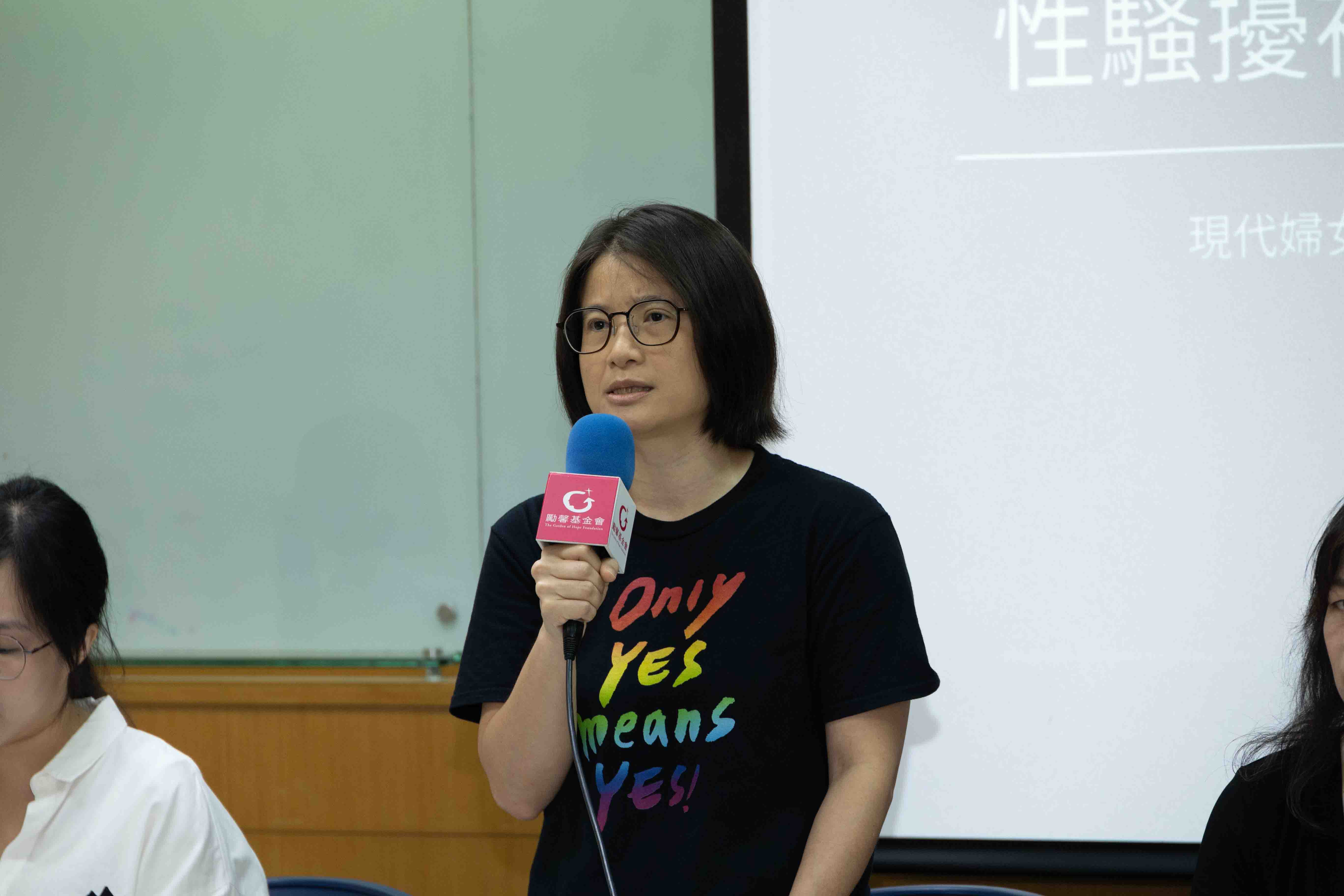 現代婦女基金會執行祕書吳姿瑩表示,遭性騷的被害人往往受困在事件中、加害人可能持續施以威脅恐嚇、知情者默不作聲。要讓被害者願意現身,有機會被接住,就需要更多人與他們同行。(現代婦女基金會提供)